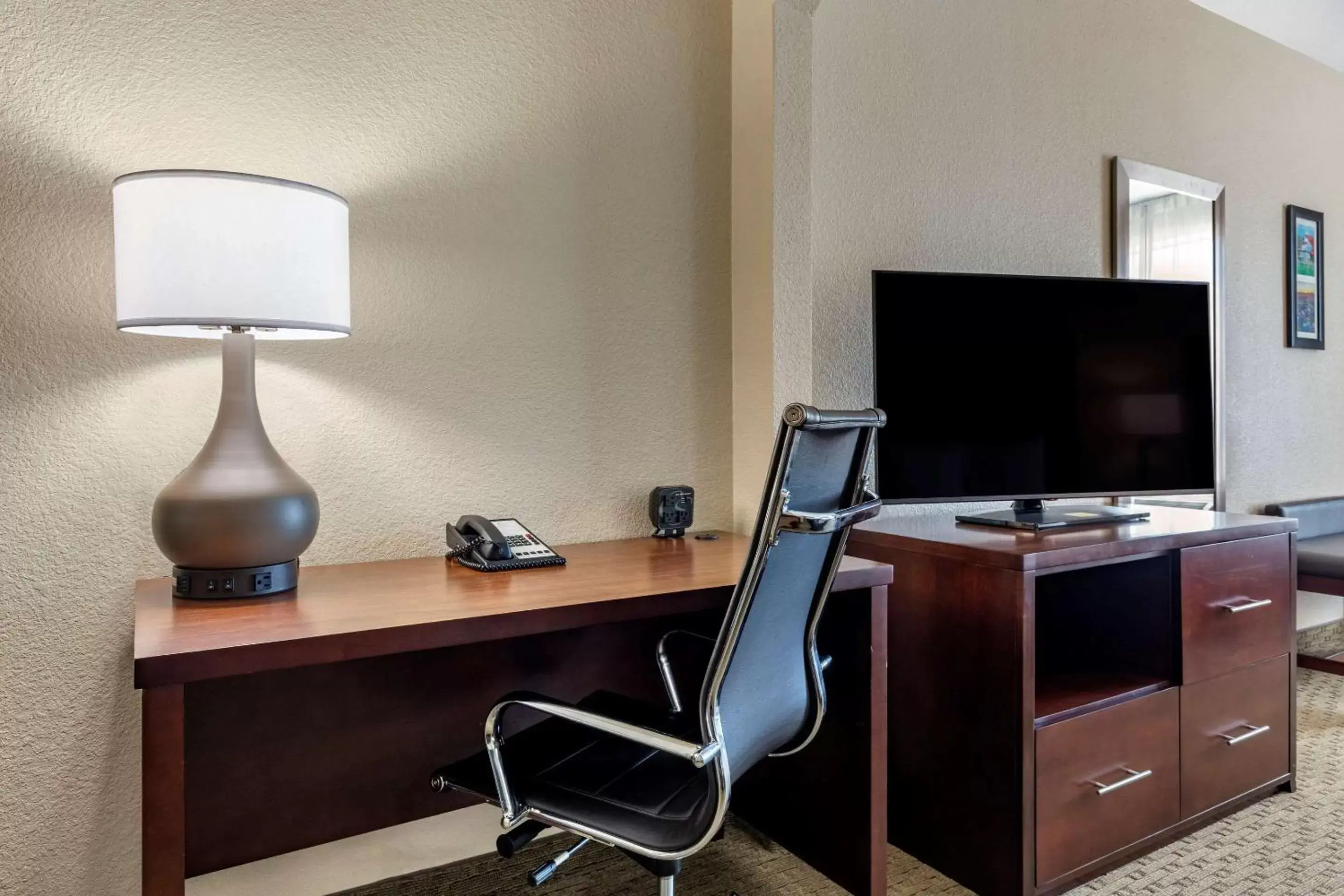 Photo of the whole room, TV/Entertainment Center in Comfort Suites Waco Near University Area