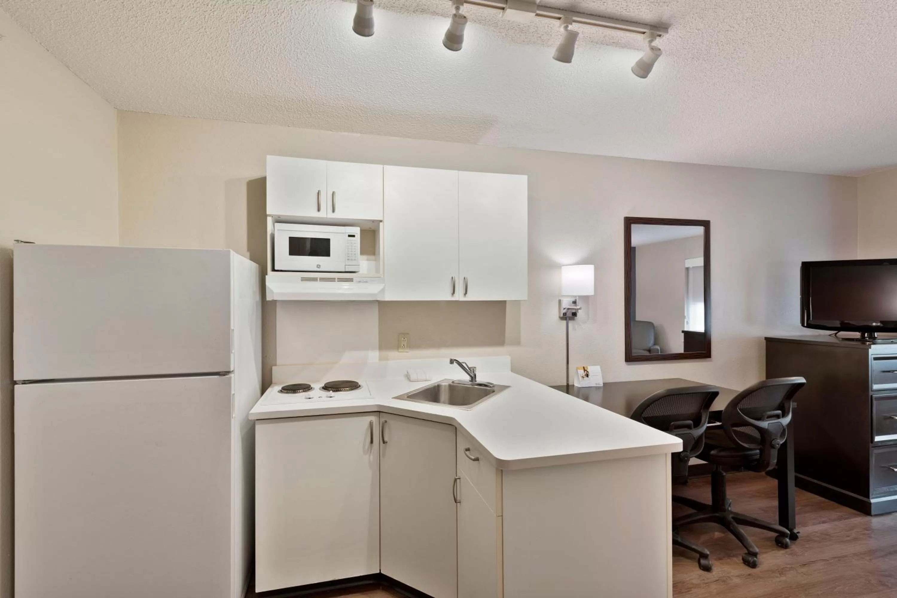 Kitchen or kitchenette in Extended Stay America Select Suites - Charlotte - Tyvola Rd