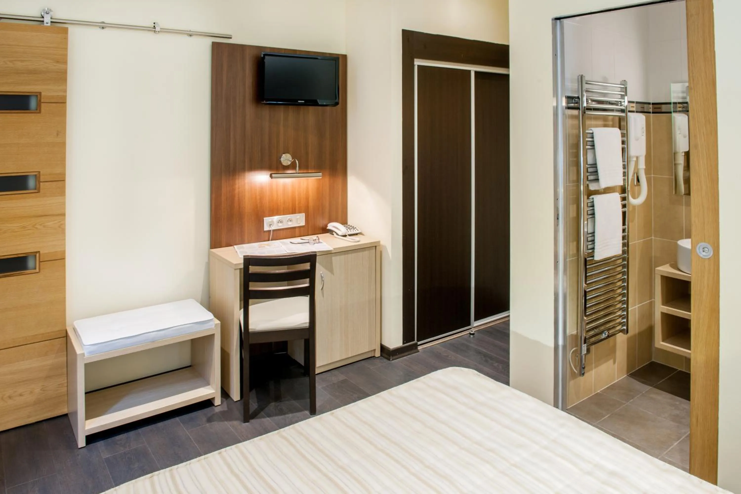 Bedroom, Bed in Hôtel La Source