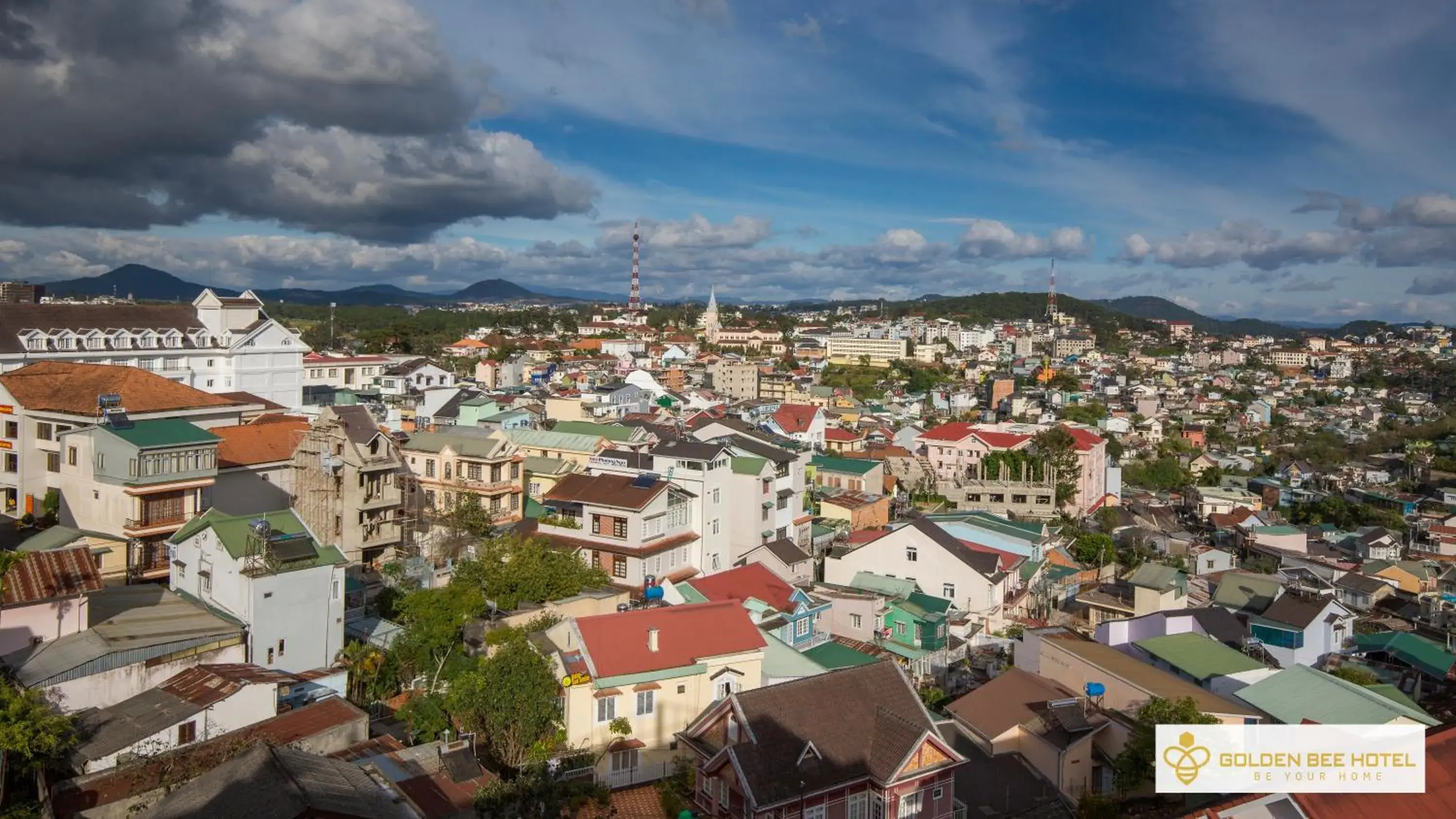 Bird's eye view, Bird's-eye View in Golden Bee Hotel