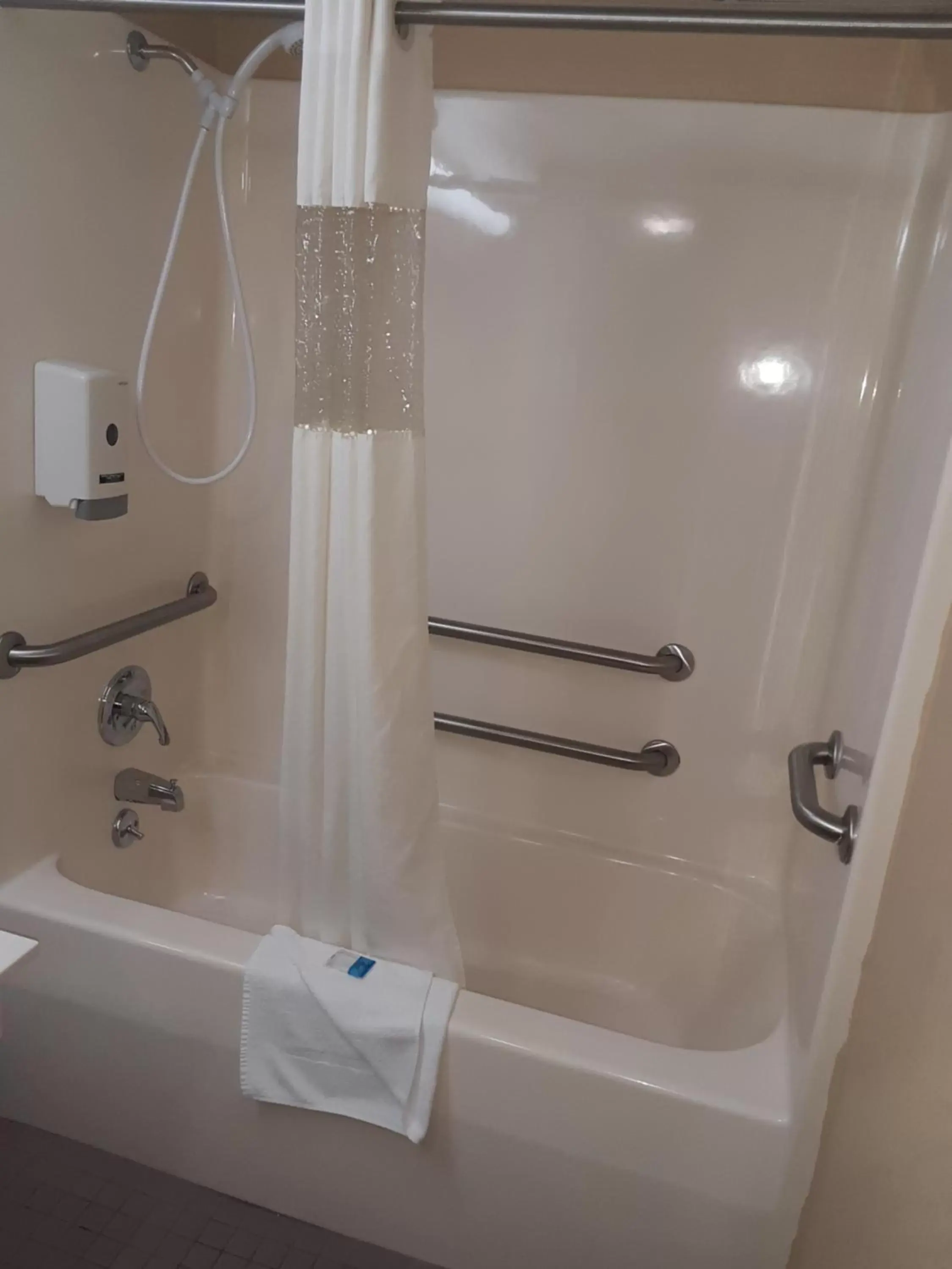 Shower, Bathroom in Angel Inn - near IMAX