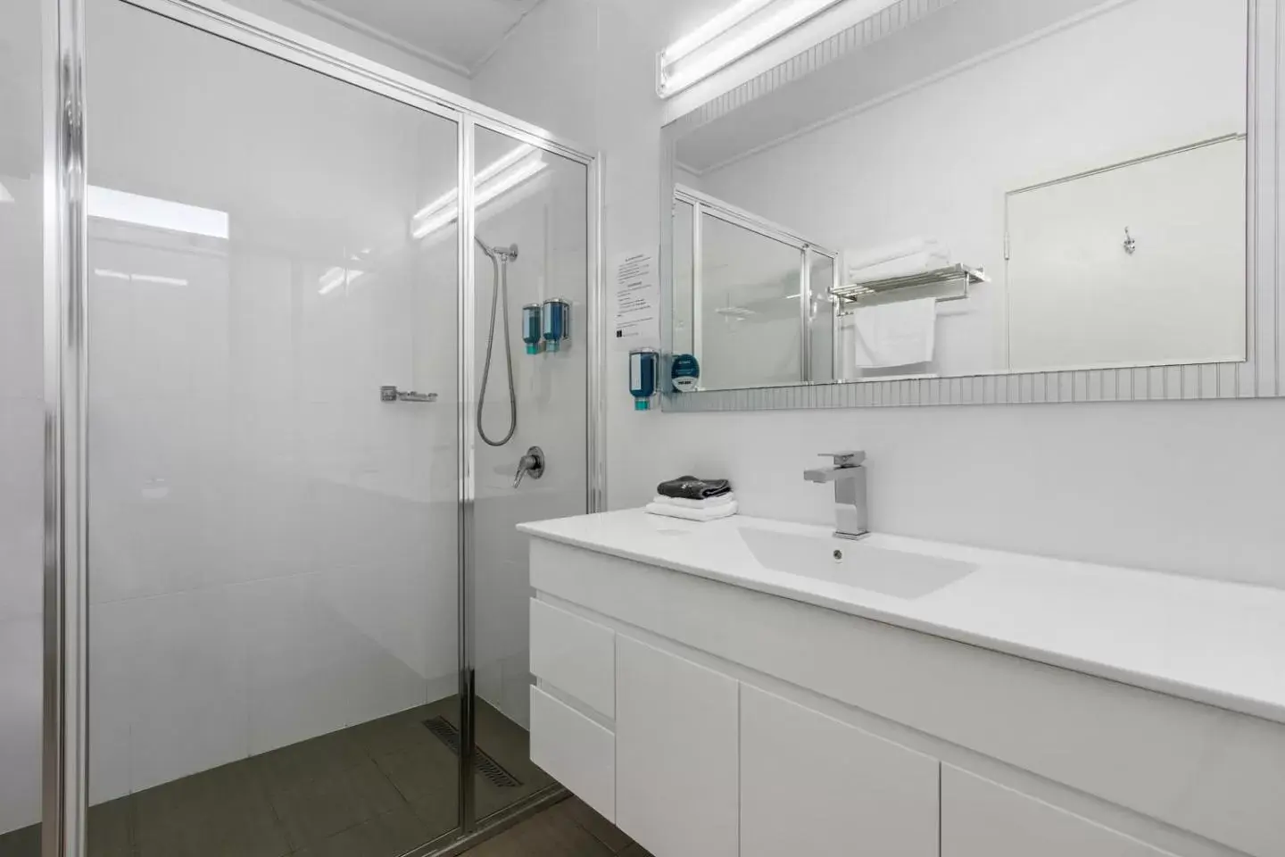 Shower, Bathroom in Comfort Inn & Suites Lakes Entrance