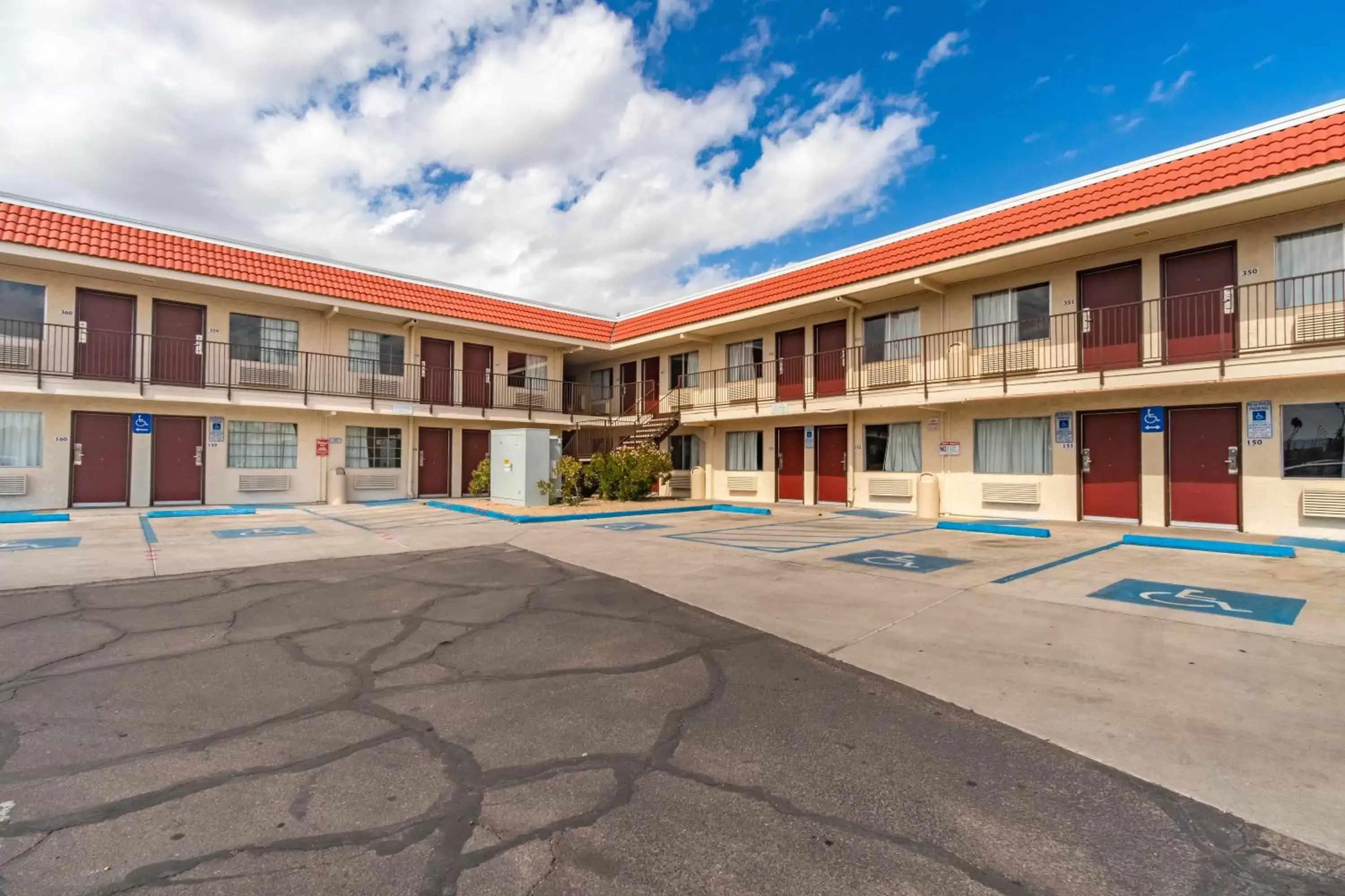 Property Building in Red Roof Inn Phoenix- Midtown