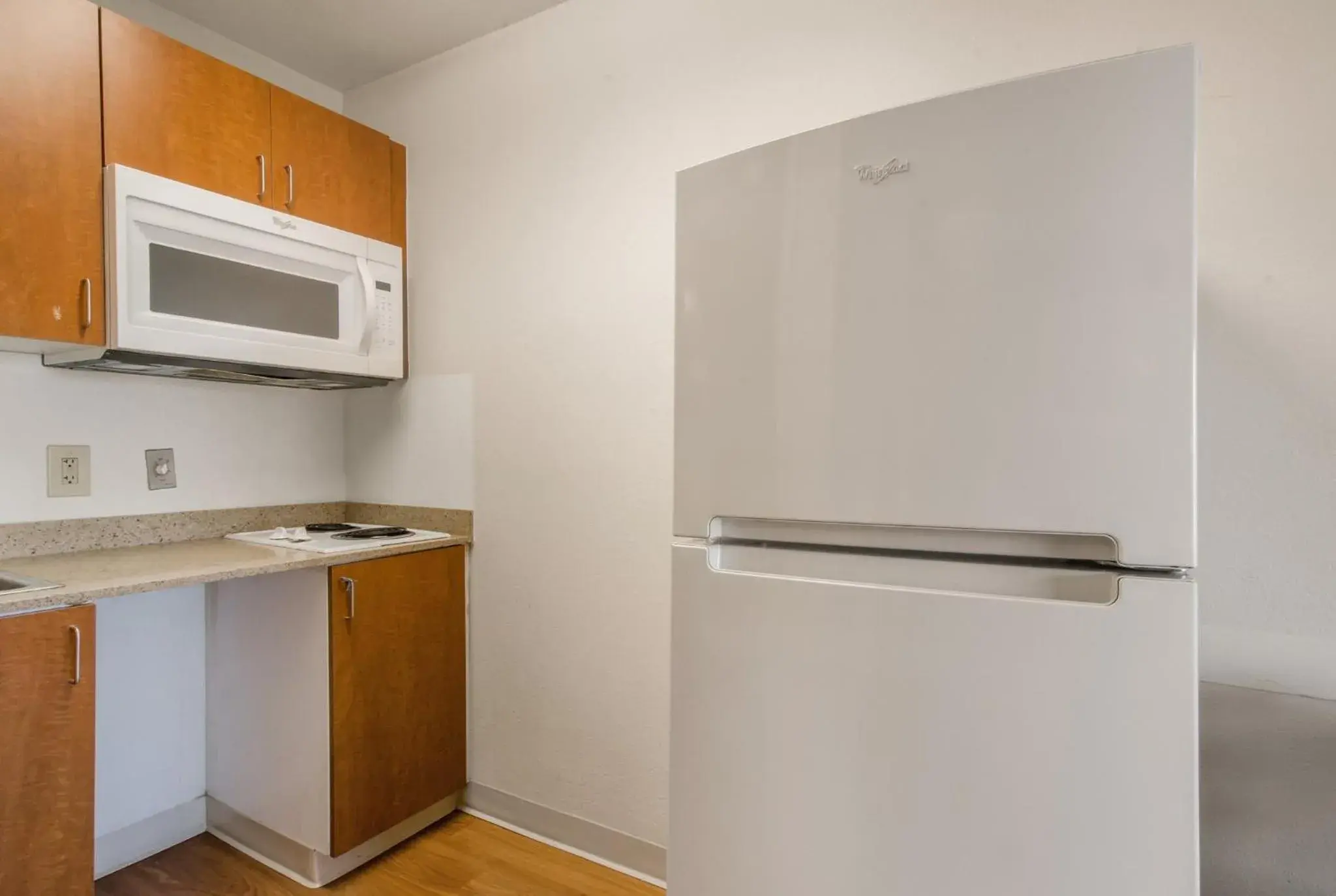 Photo of the whole room, Kitchen/Kitchenette in HomeTowne Studios by Red Roof Denver - Airport/Aurora