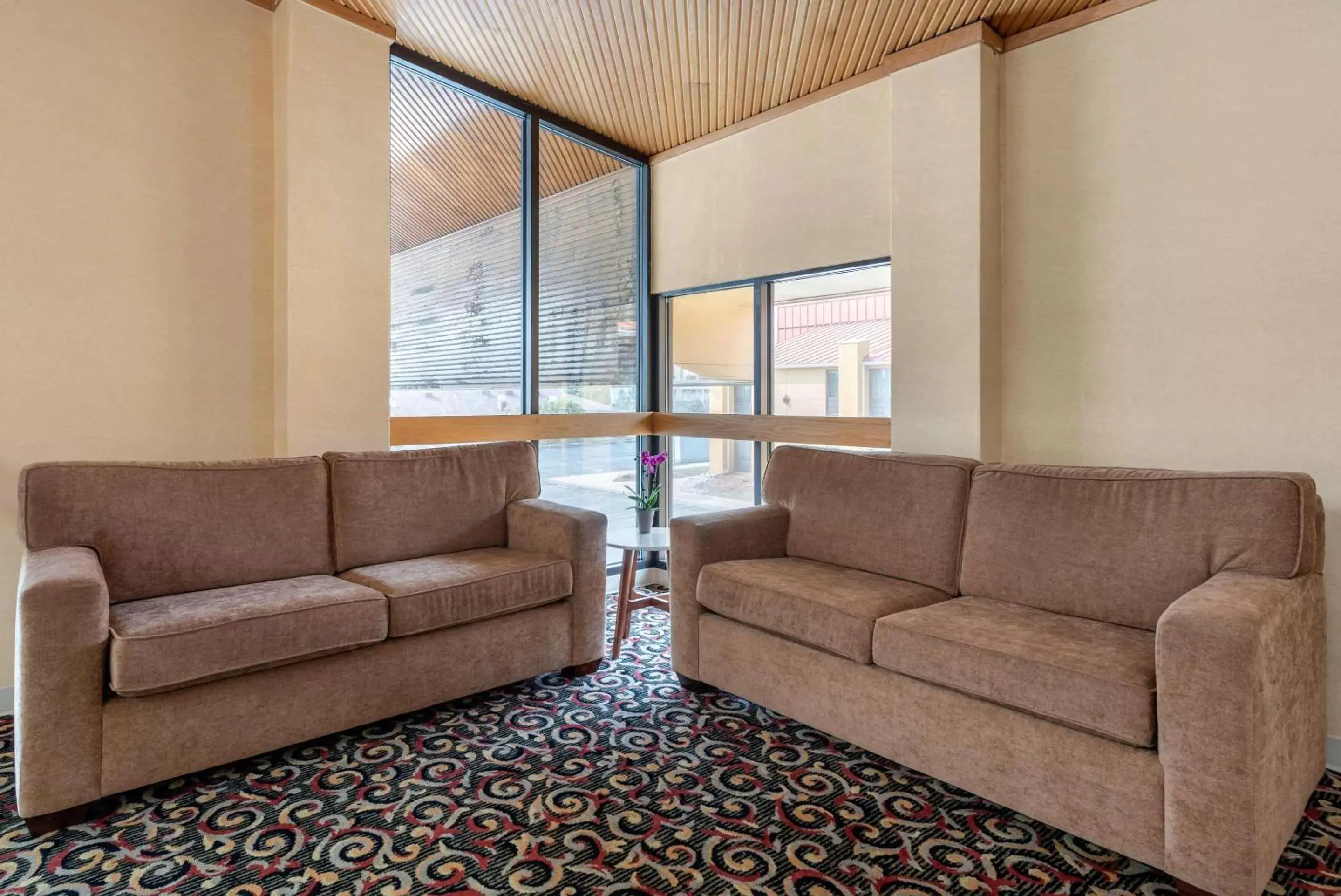 Lobby or reception, Seating Area in Quality Inn Fort Wayne