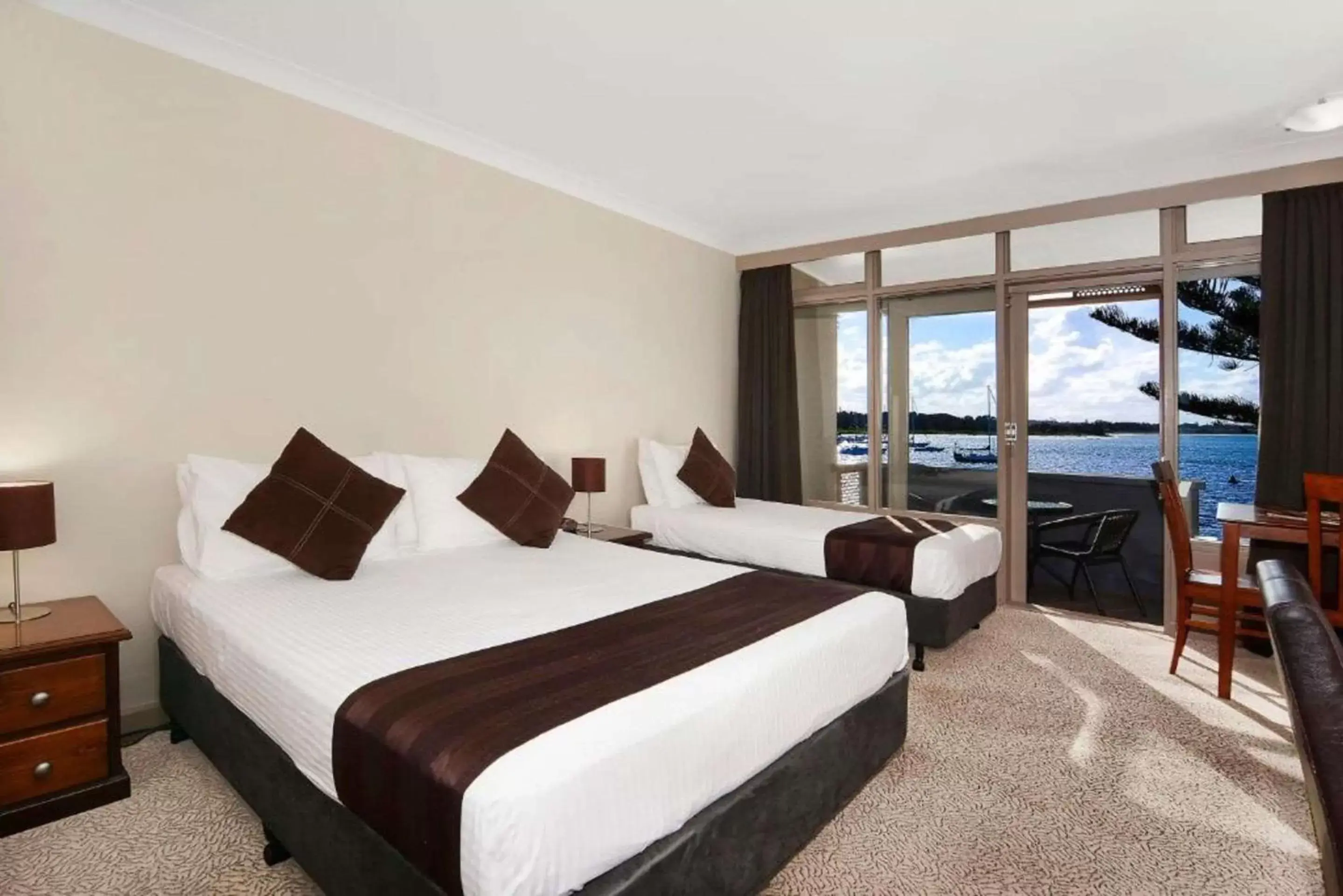 Bedroom, Bed in Comfort Resort Waters Edge