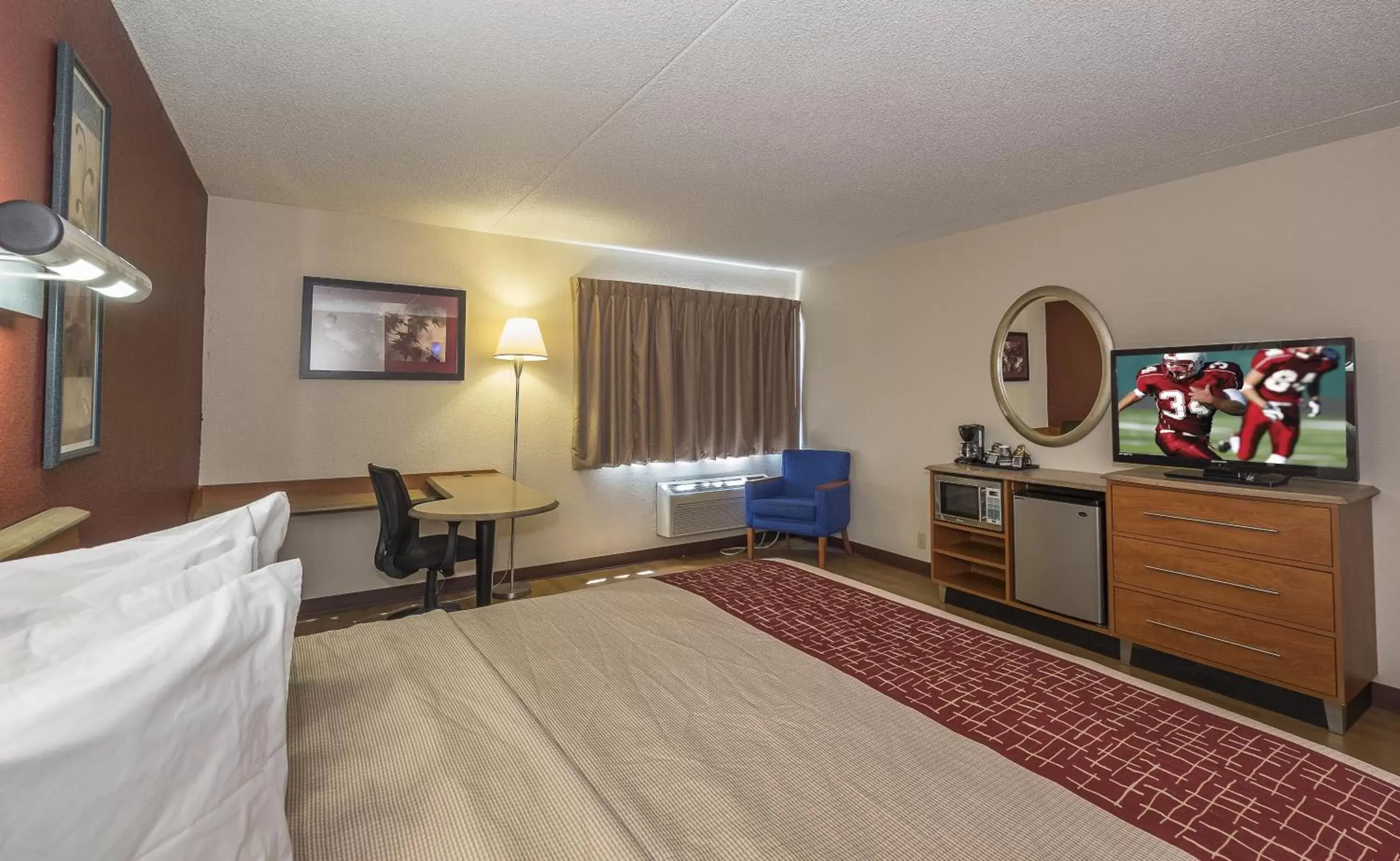 Bedroom in Red Roof Inn & Suites Cleveland - Elyria
