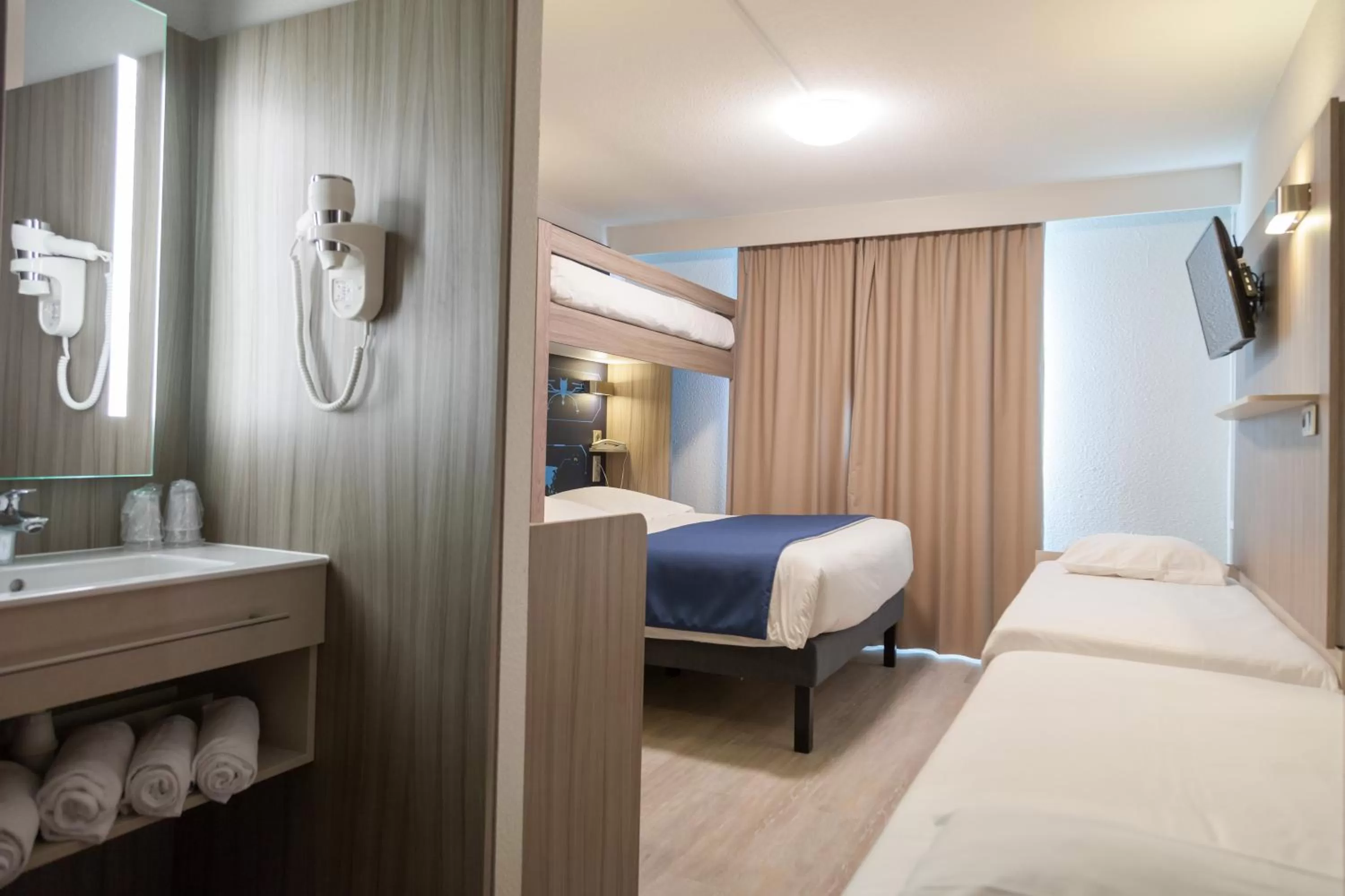 Photo of the whole room, Bed in Kyriad Poitiers Jules Verne Site du Futuroscope