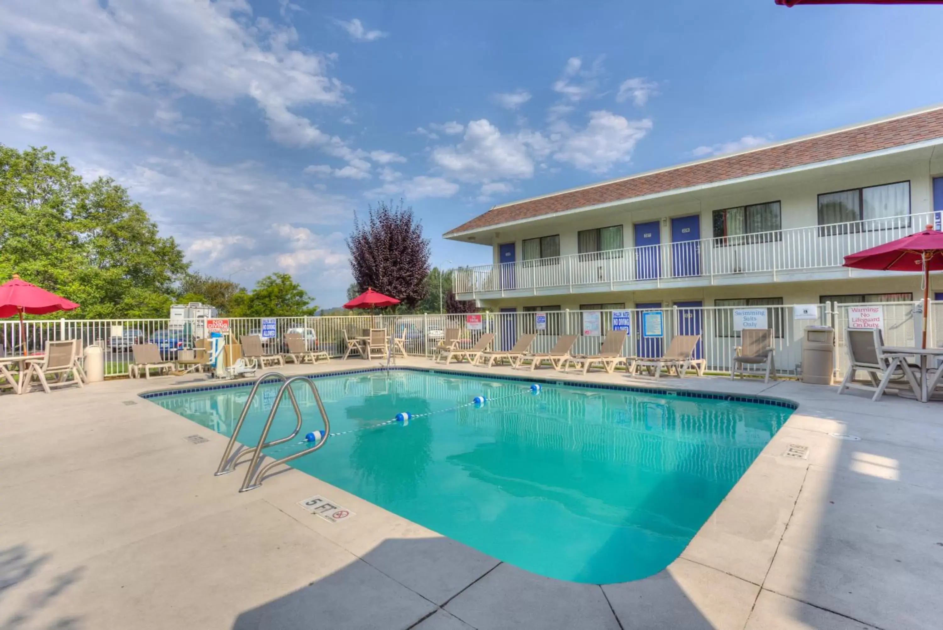 Swimming pool, Property Building in Motel 6-Troutdale, OR - Portland East