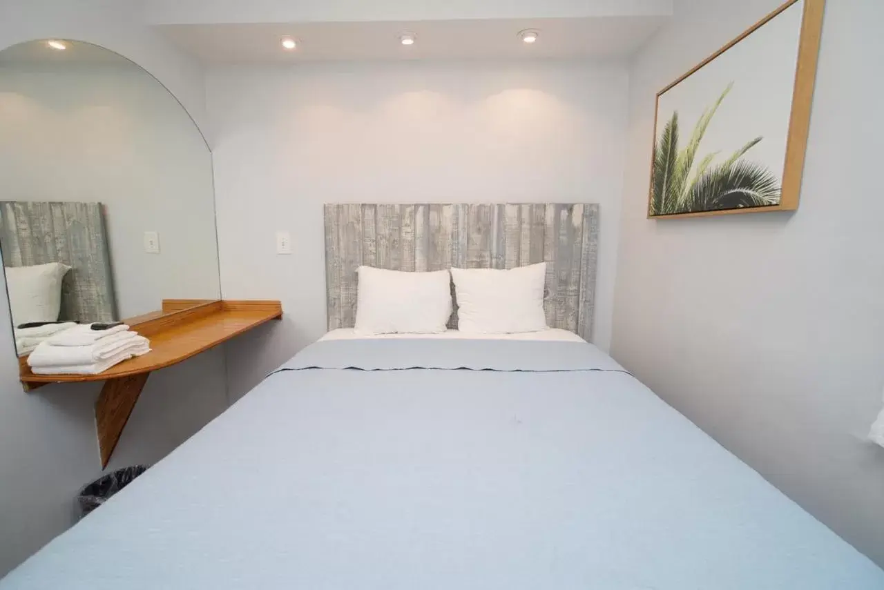 Bedroom, Bed in Ocean Lodge Santa Monica Beach Hotel
