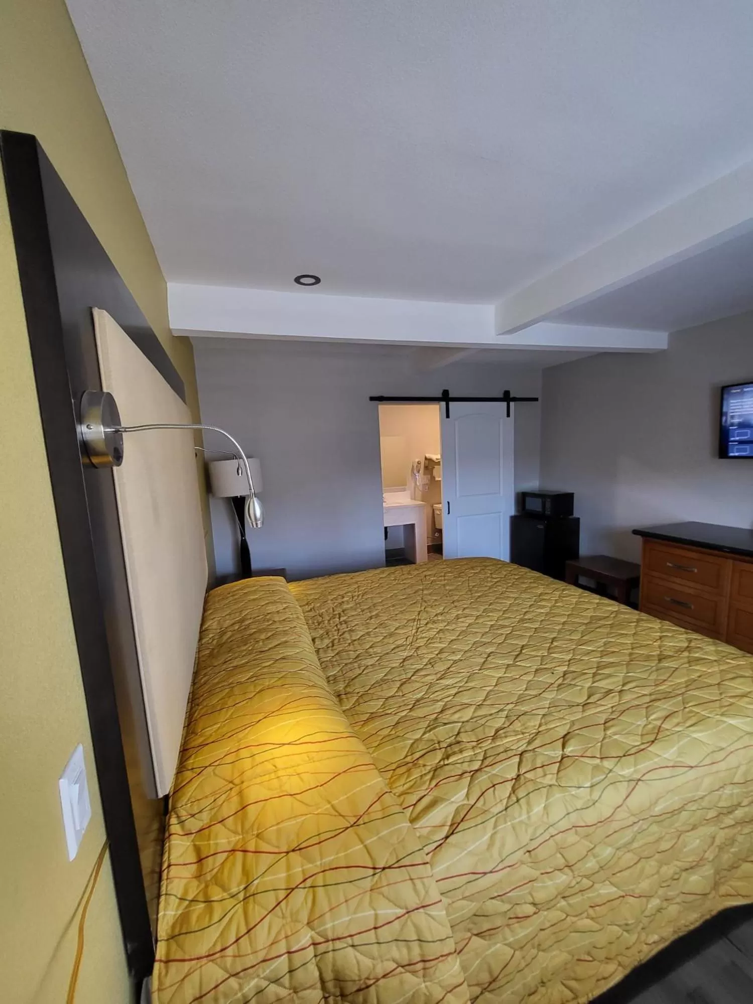 Photo of the whole room, Bed in Stadium Inn & Spas