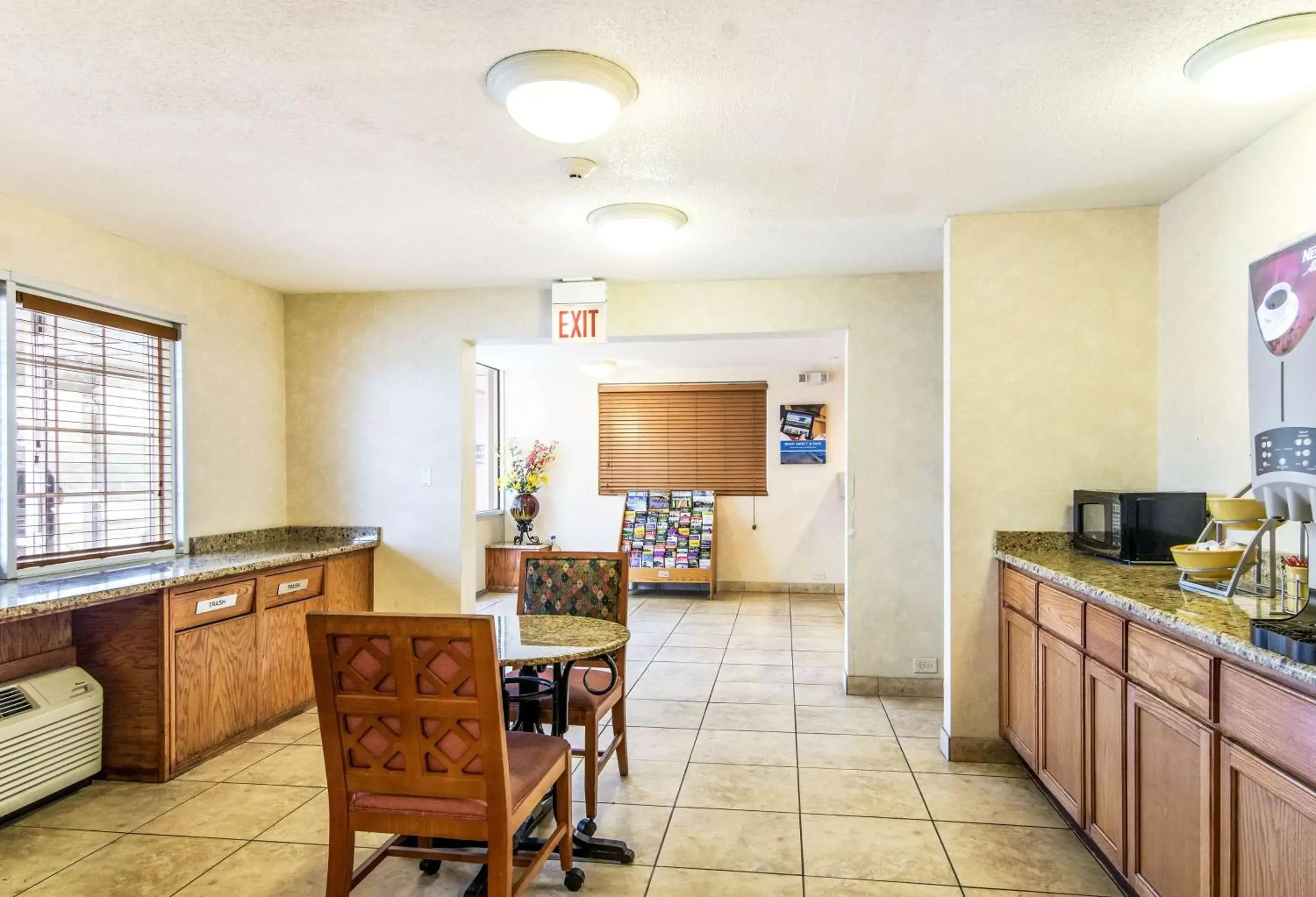 Coffee/tea facilities, Seating Area in Motel 6-Alsip, IL