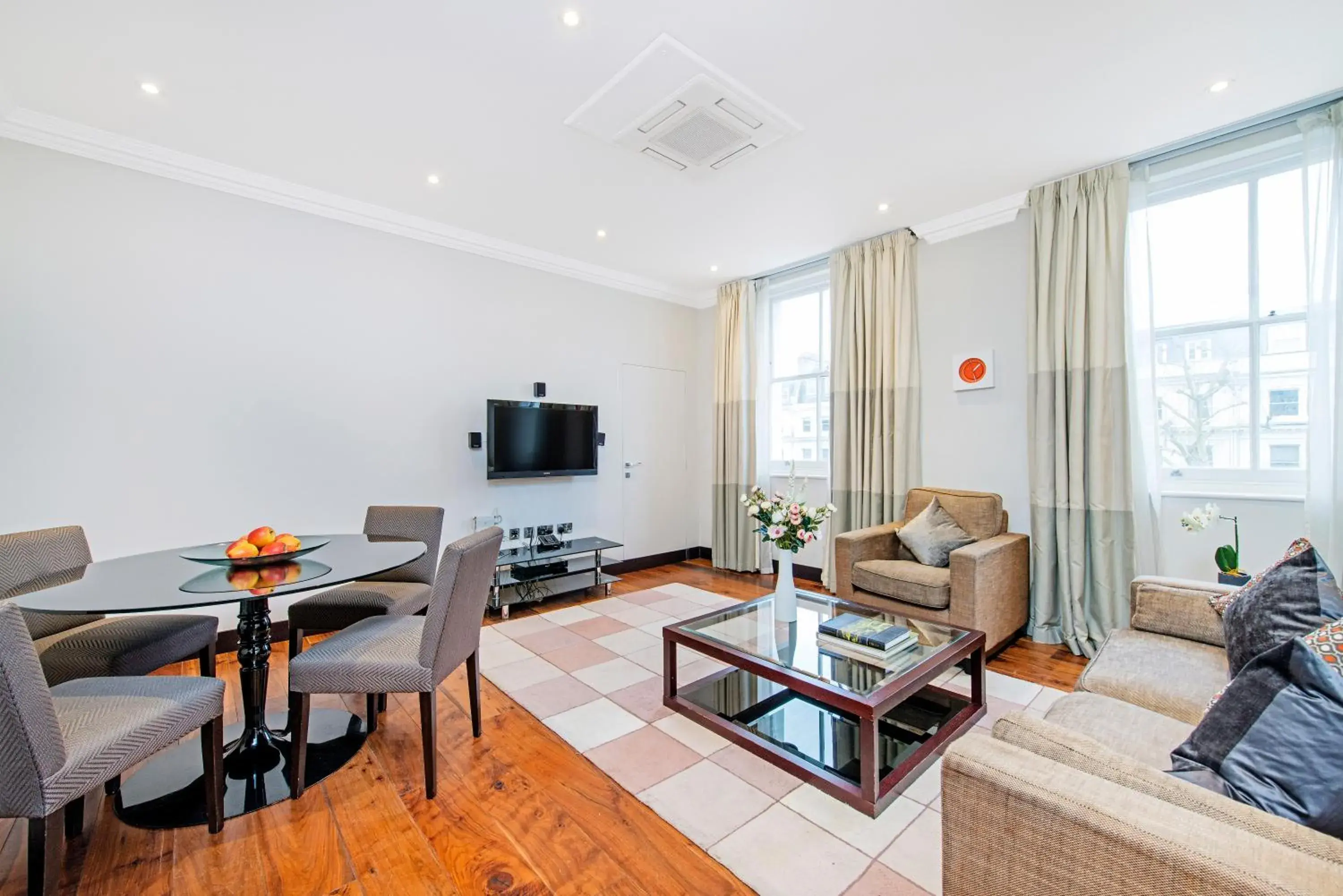 Superior One-Bedroom Apartment in 130 Queen's Gate Apartments