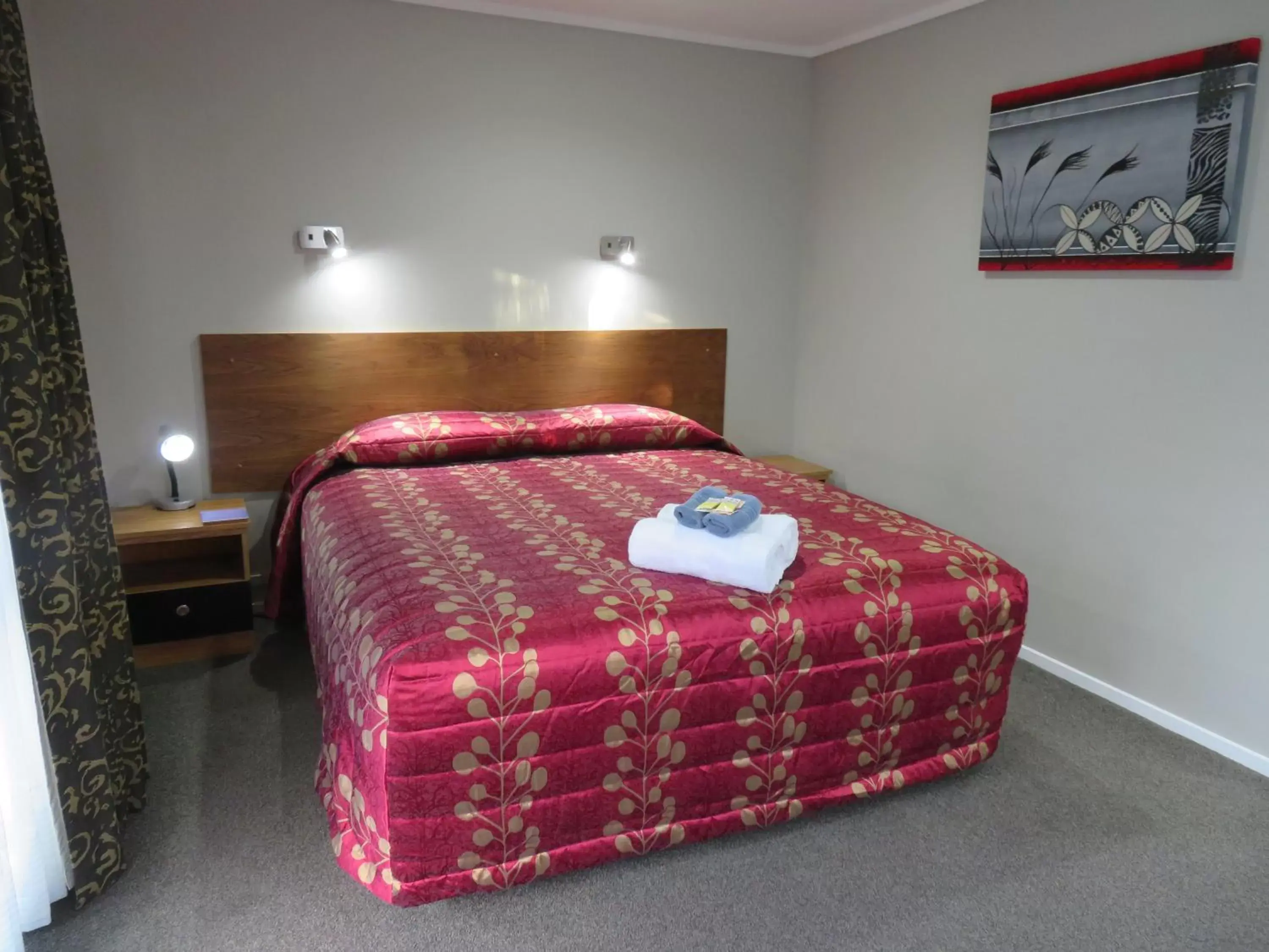 Bed in Commodore Court Motel