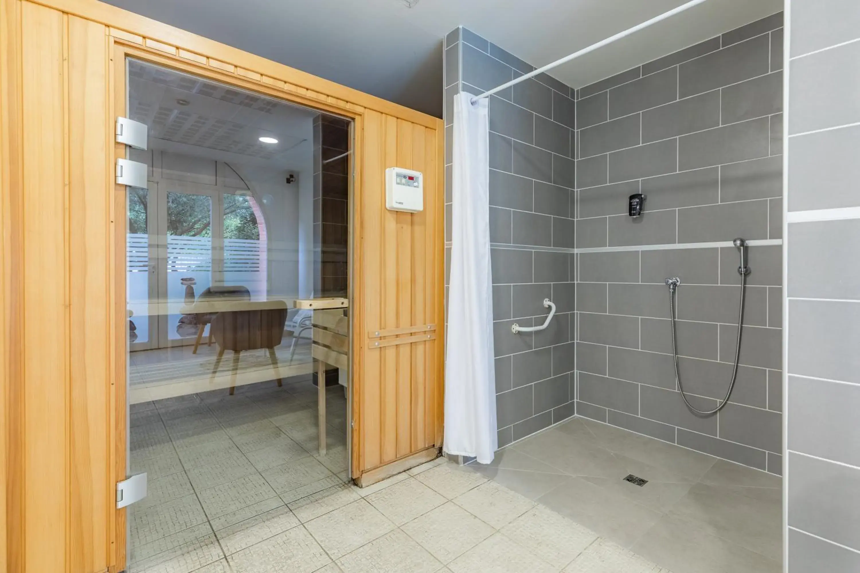 Sauna, Bathroom in Park & Suites Village Toulouse-Colomiers