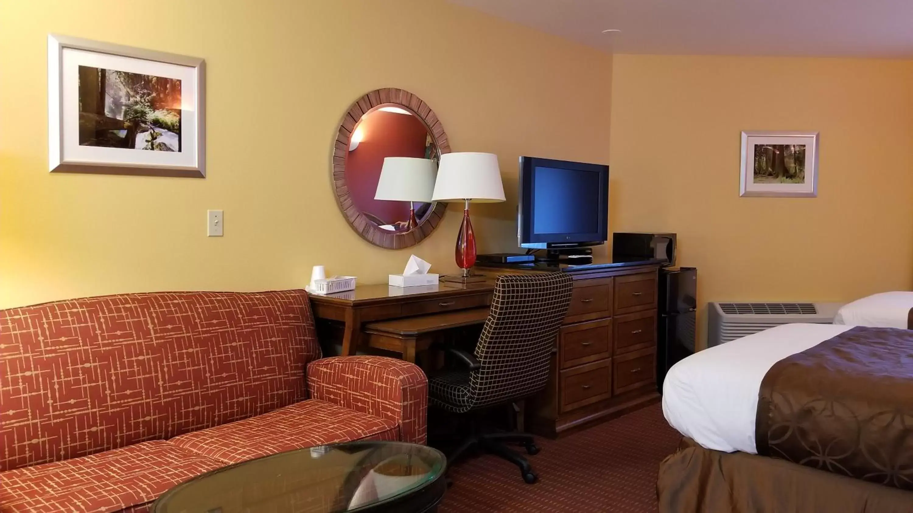 Photo of the whole room, TV/Entertainment Center in Dew Drop Inn