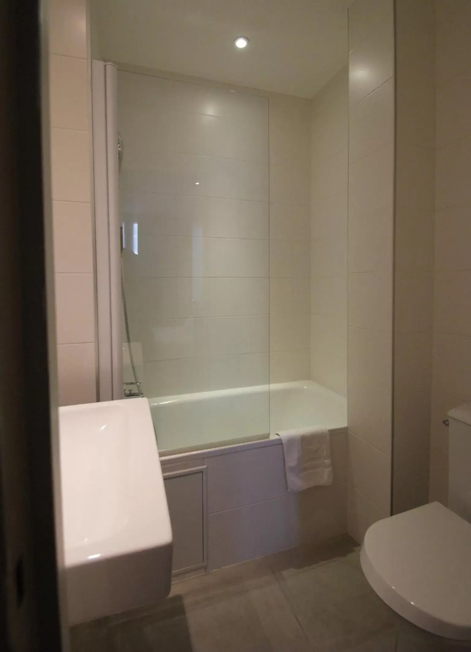 Bathroom in Acropolis Hotel Paris Boulogne