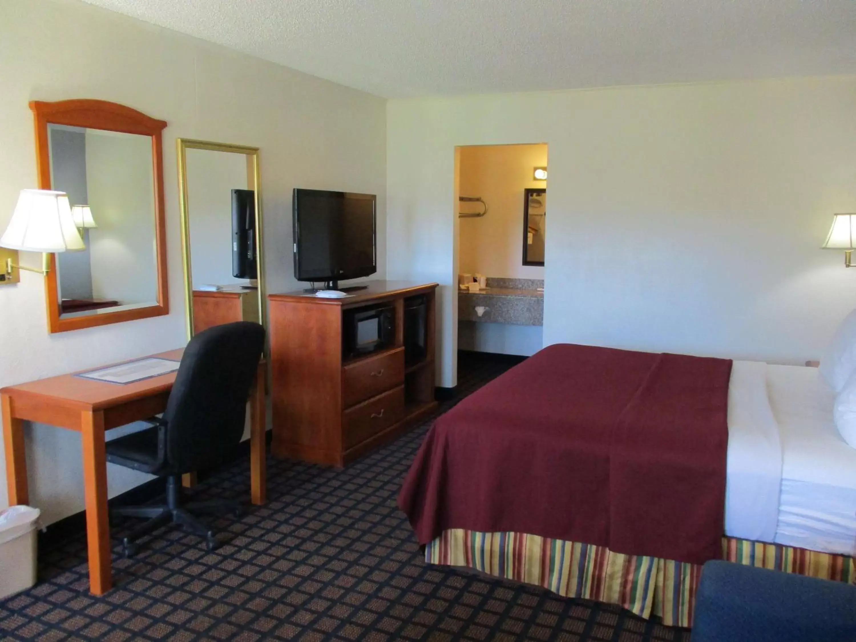 Photo of the whole room, TV/Entertainment Center in Best Western Palestine Inn