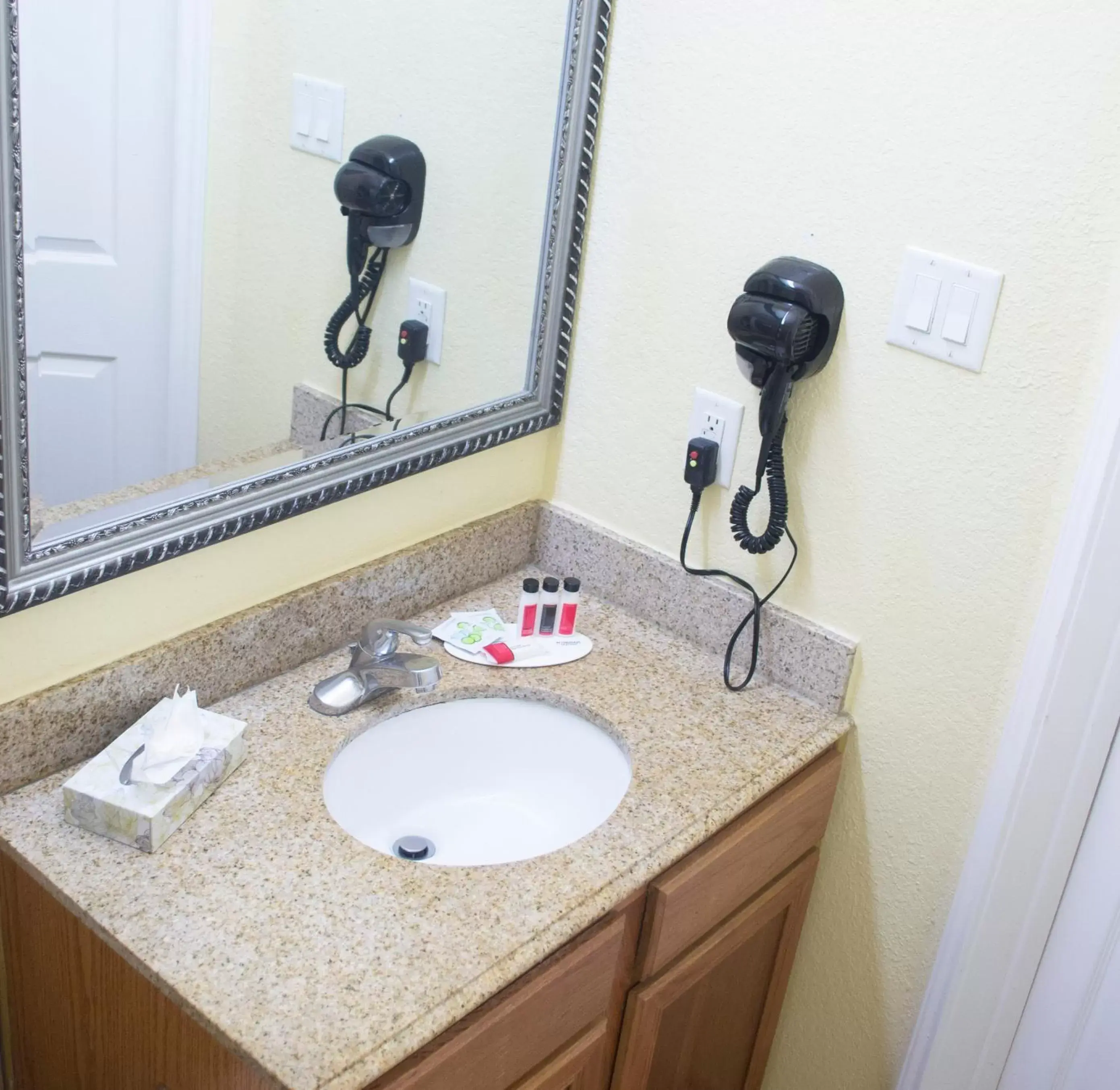 Bathroom in Extended Stay America Suites - Baytown