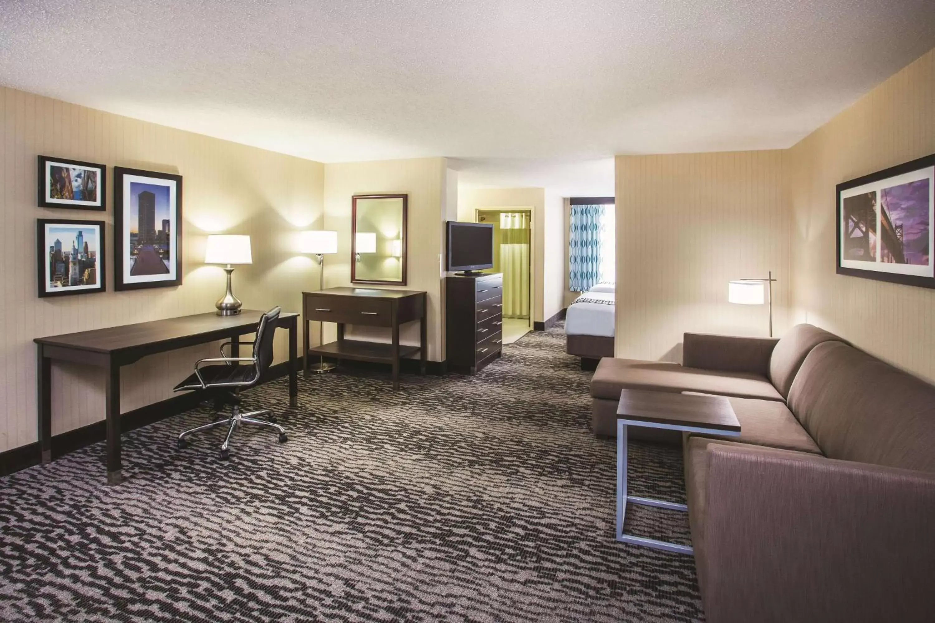 Photo of the whole room, Seating Area in La Quinta by Wyndham Newark - Elkton