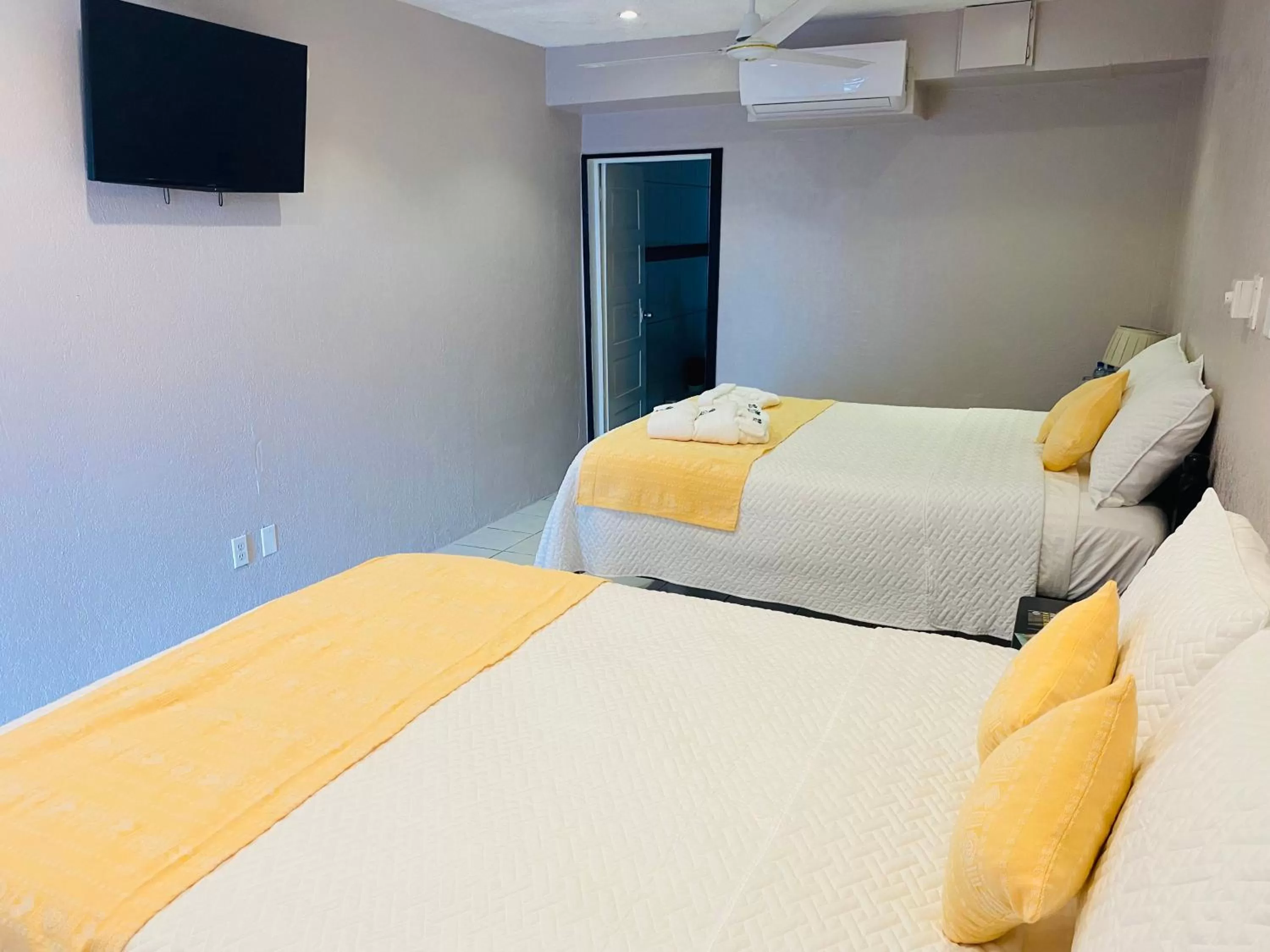 Bathroom, Bed in La Isla Resort