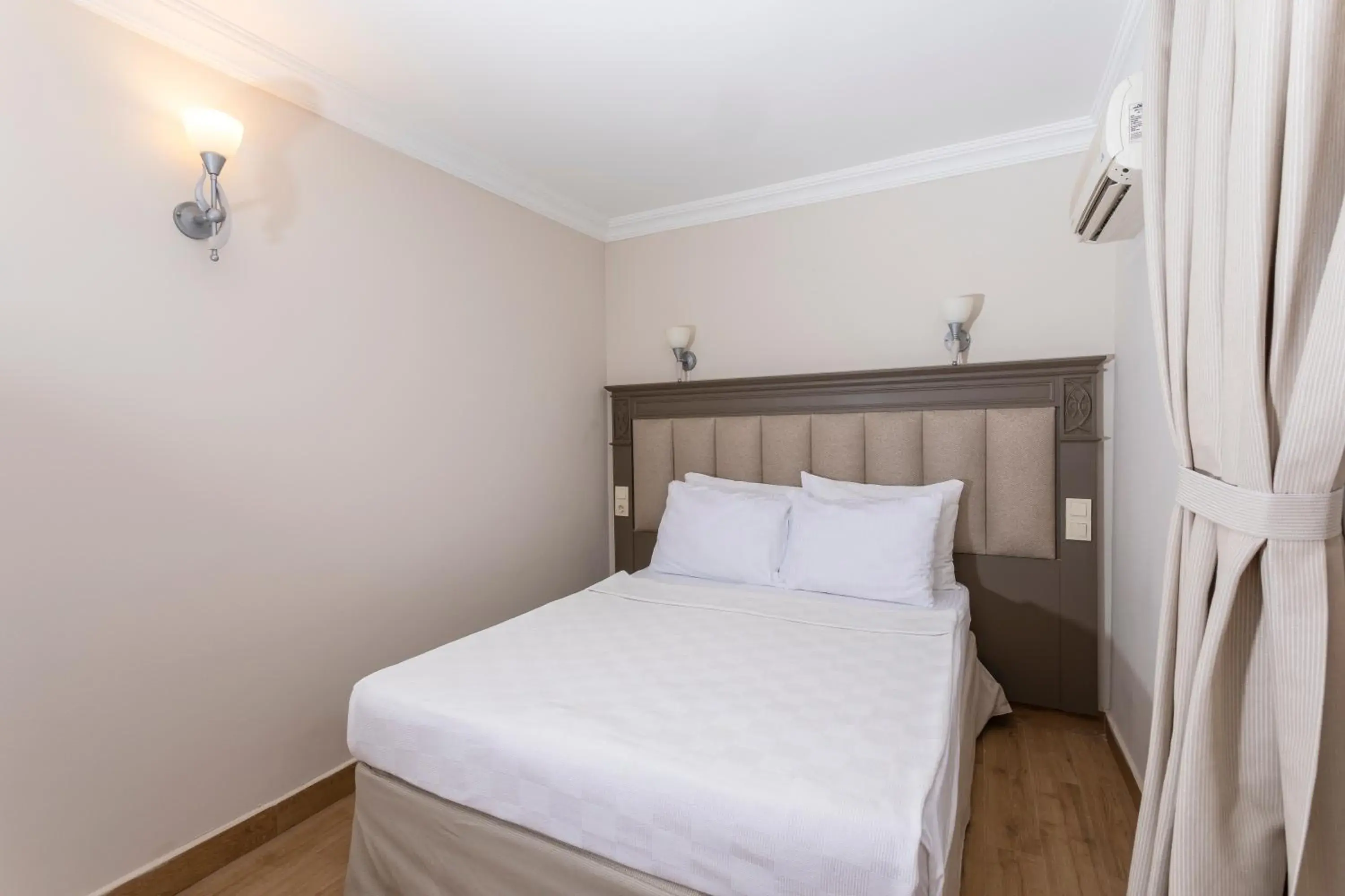 Bed in Moonshine Hotel & Suites Bed in Moonshine Hotel & Suites