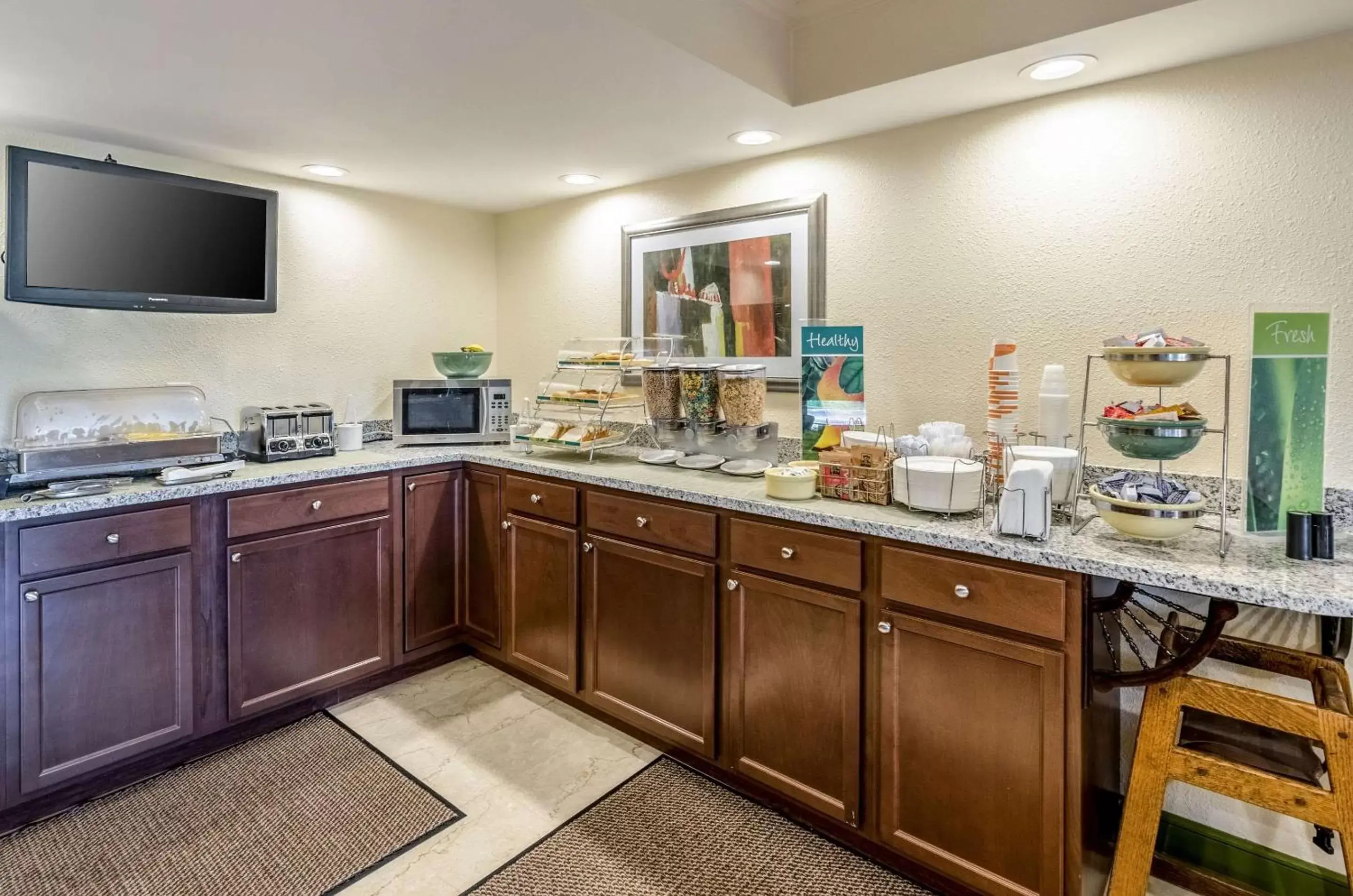 Restaurant/places to eat, Kitchen/Kitchenette in Quality Inn Tanglewood
