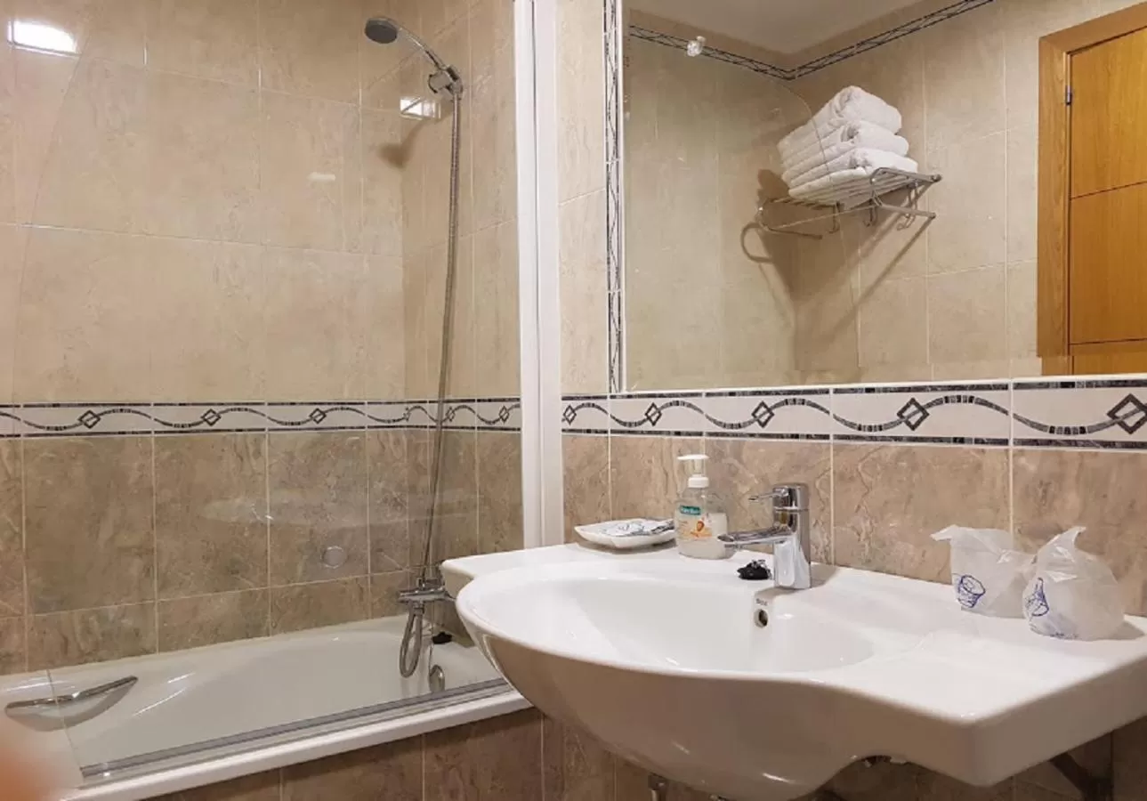 Bathroom in Hotel Reina Isabel