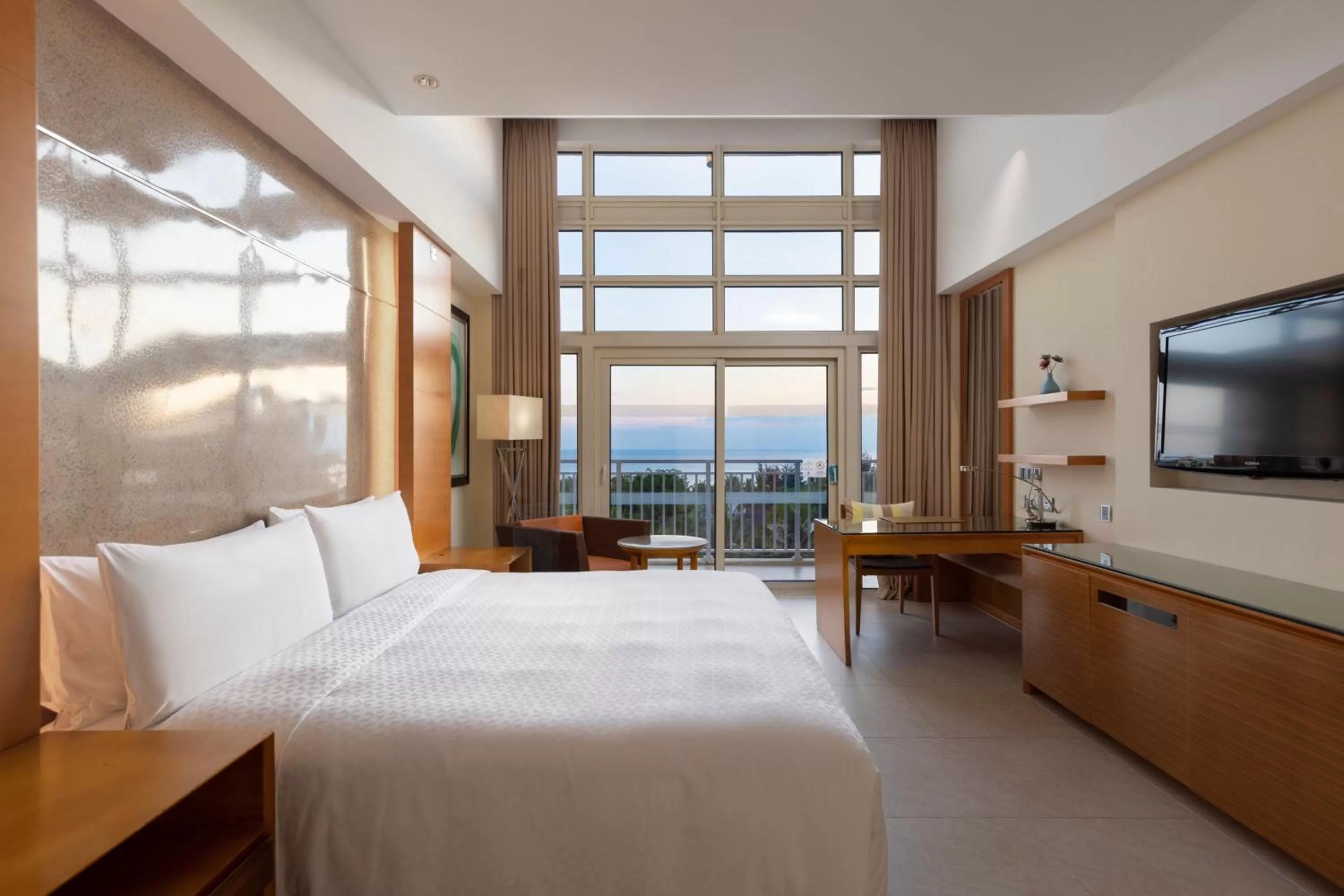 Bedroom, Bed in Four Points by Sheraton Shenzhou Peninsula Resort
