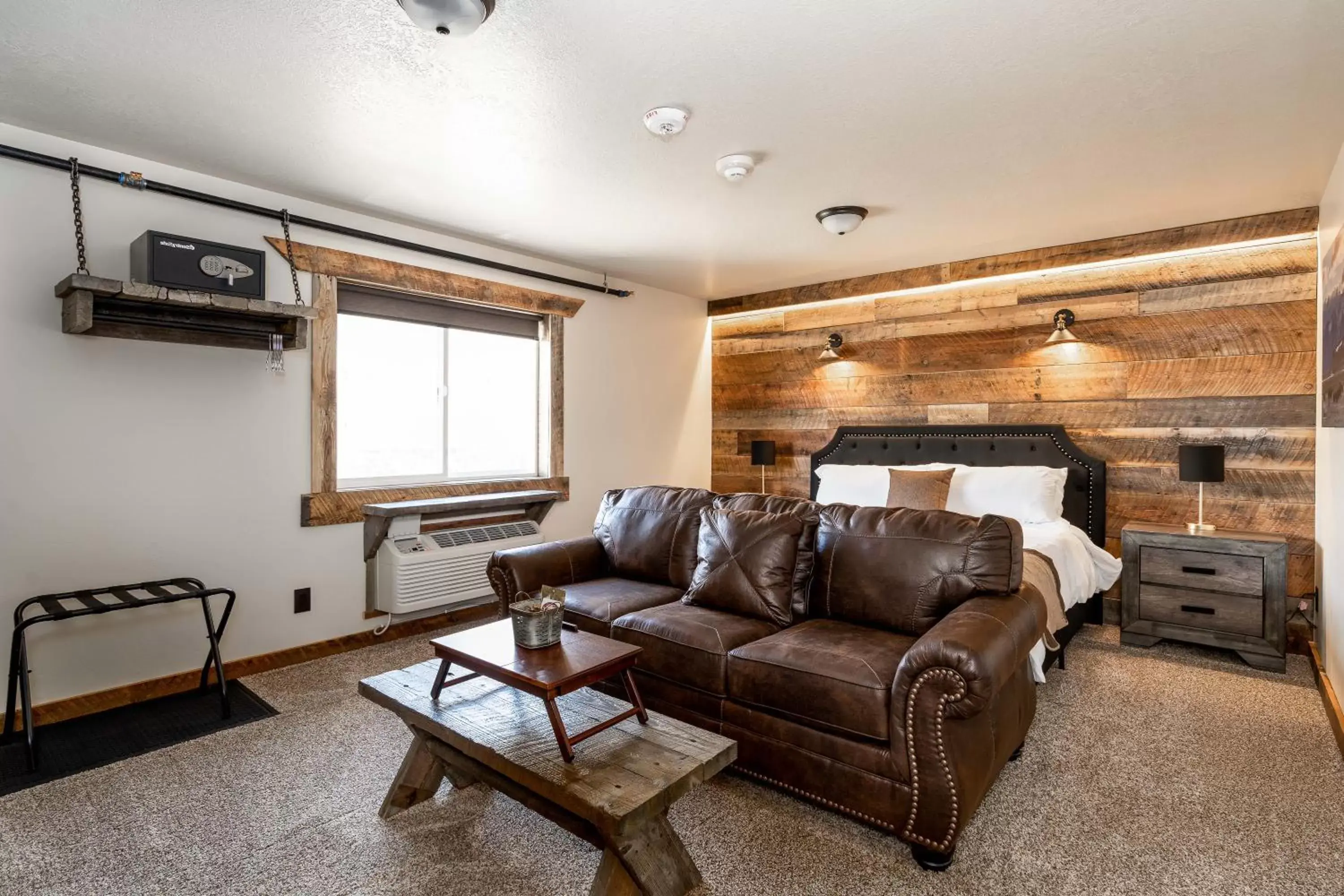 Bed, Seating Area in The Adventure Inn Yellowstone