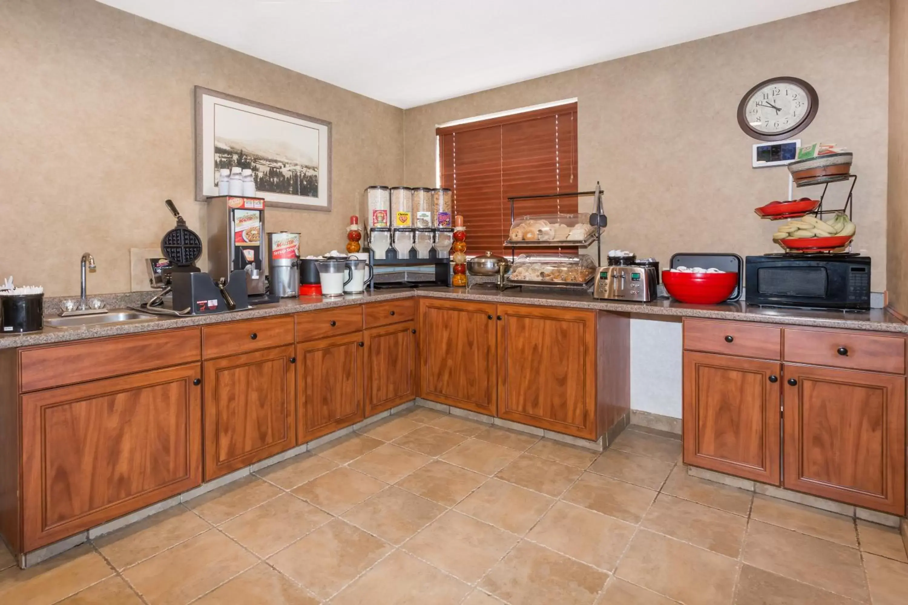 Breakfast, Kitchen/Kitchenette in Ramada by Wyndham Frisco