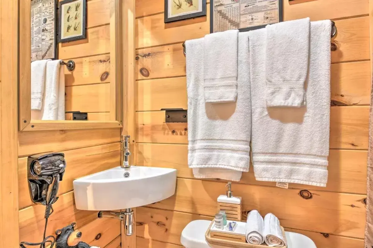 Bathroom in The Lodge Nantahala River