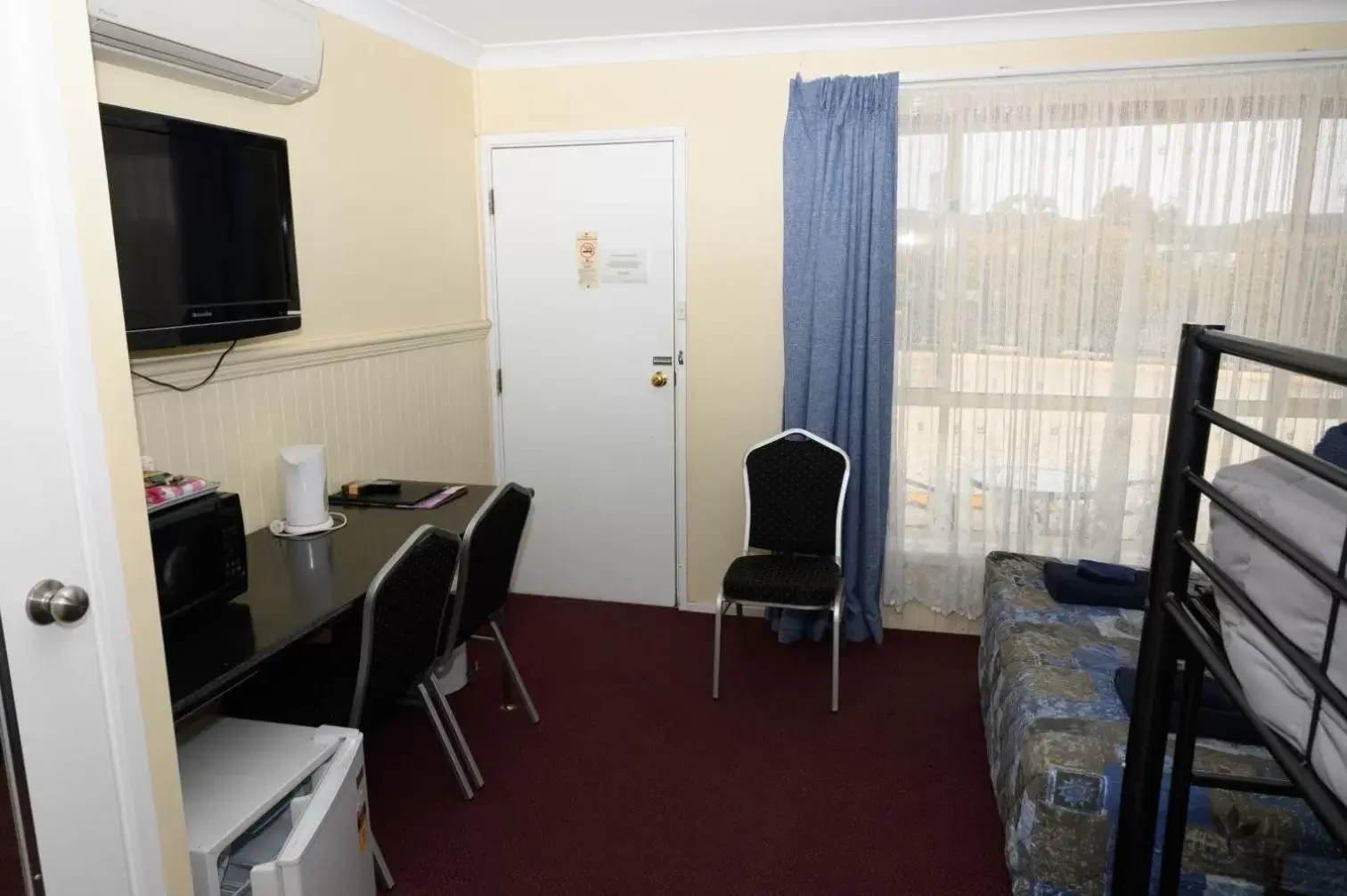 Bed, TV/Entertainment Center in Lithgow Motor Inn