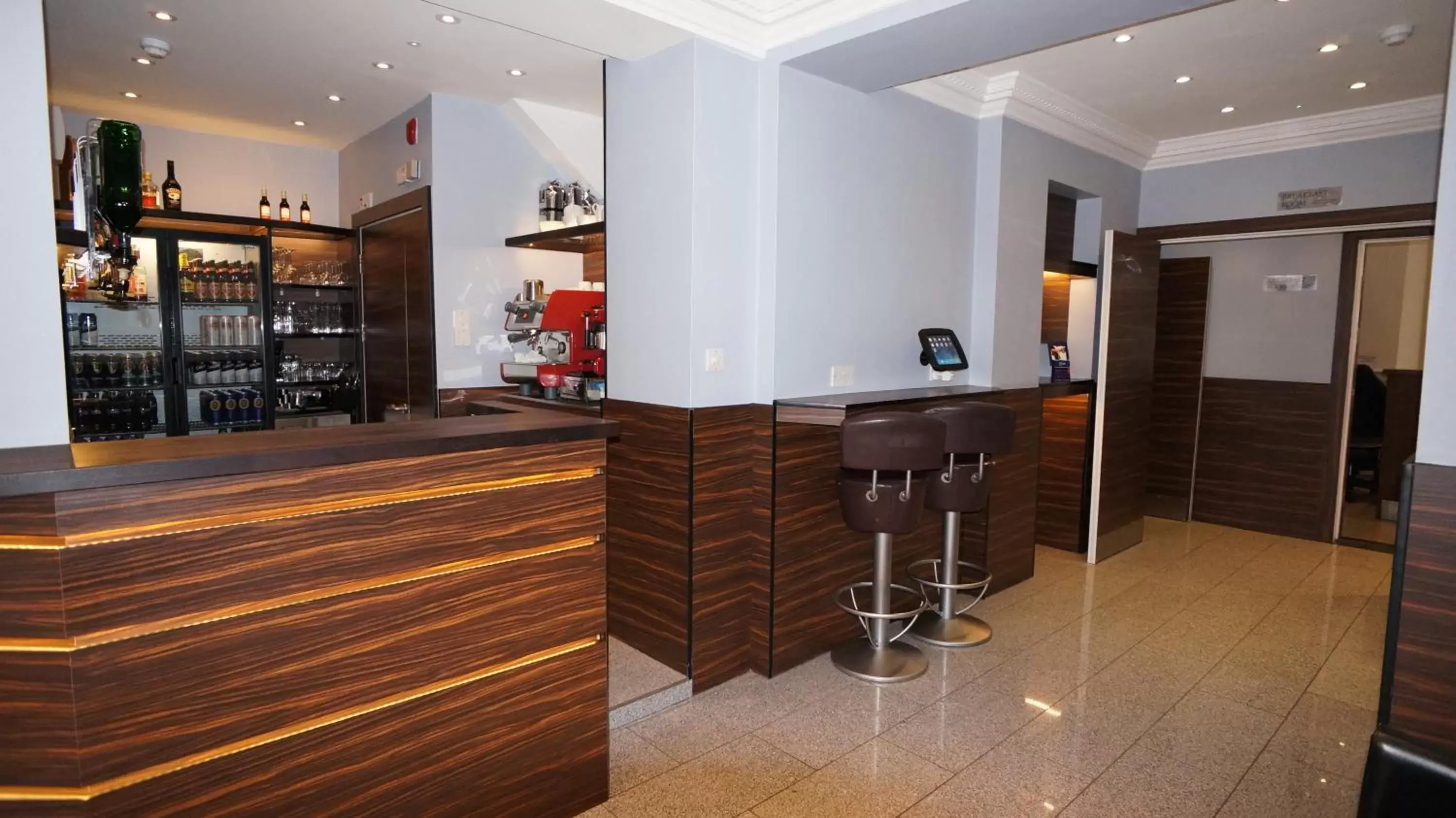 Lounge or bar, Lobby/Reception in Crestfield Hotel
