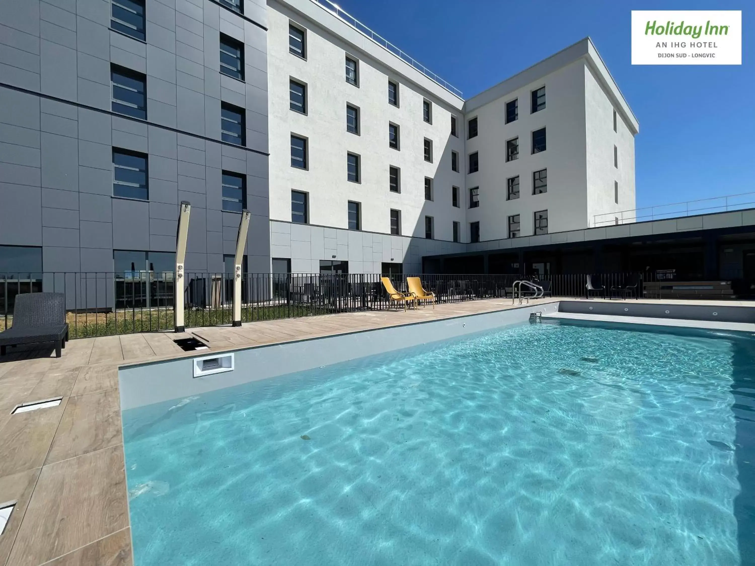 Property building, Swimming Pool in Holiday Inn Dijon Sud - Longvic, an IHG Hotel