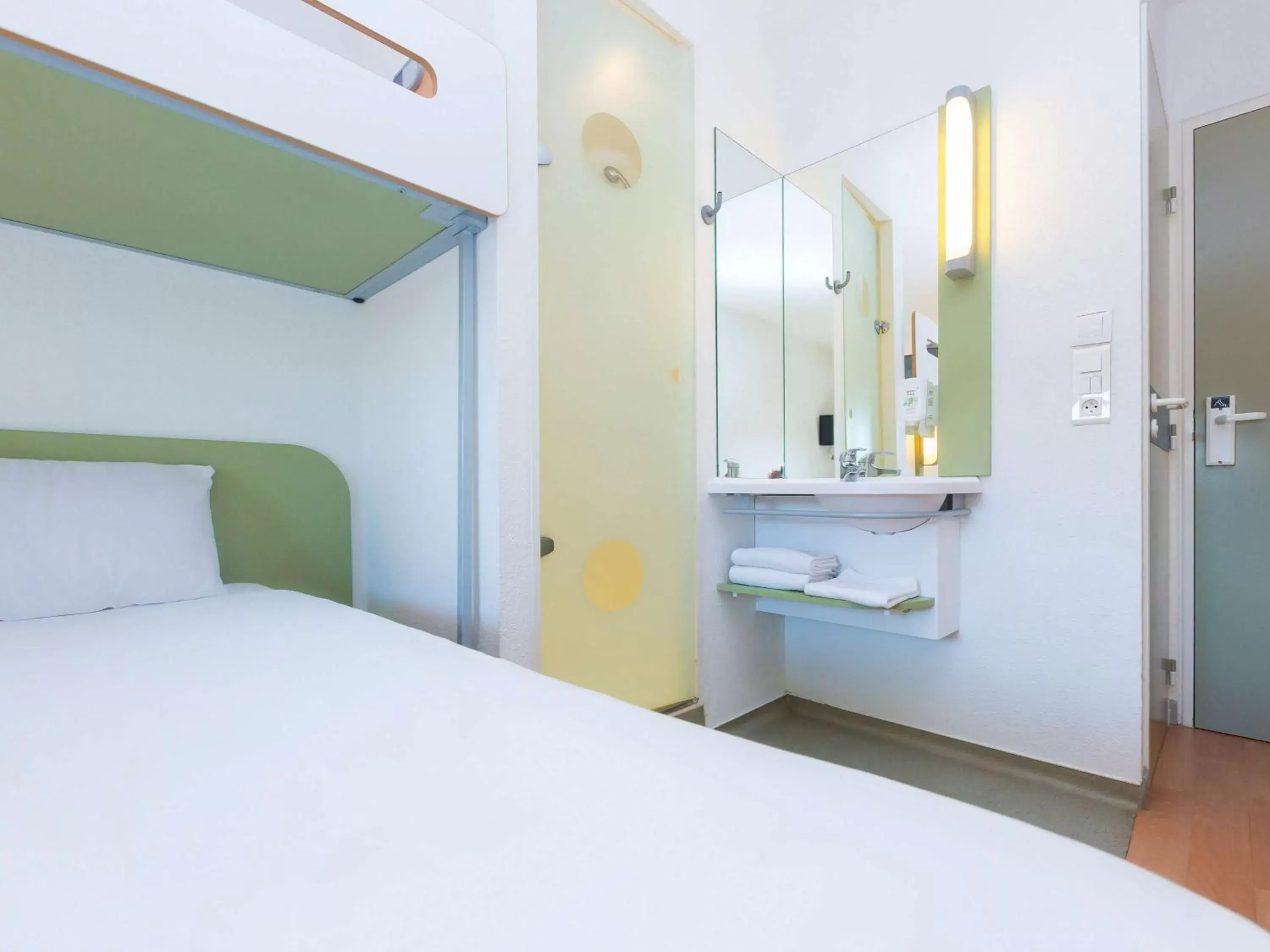 Bathroom, Bed in ibis budget Caen Porte de Bretagne