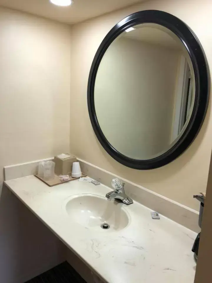 Bathroom in Scottish Inn and Suites Perry