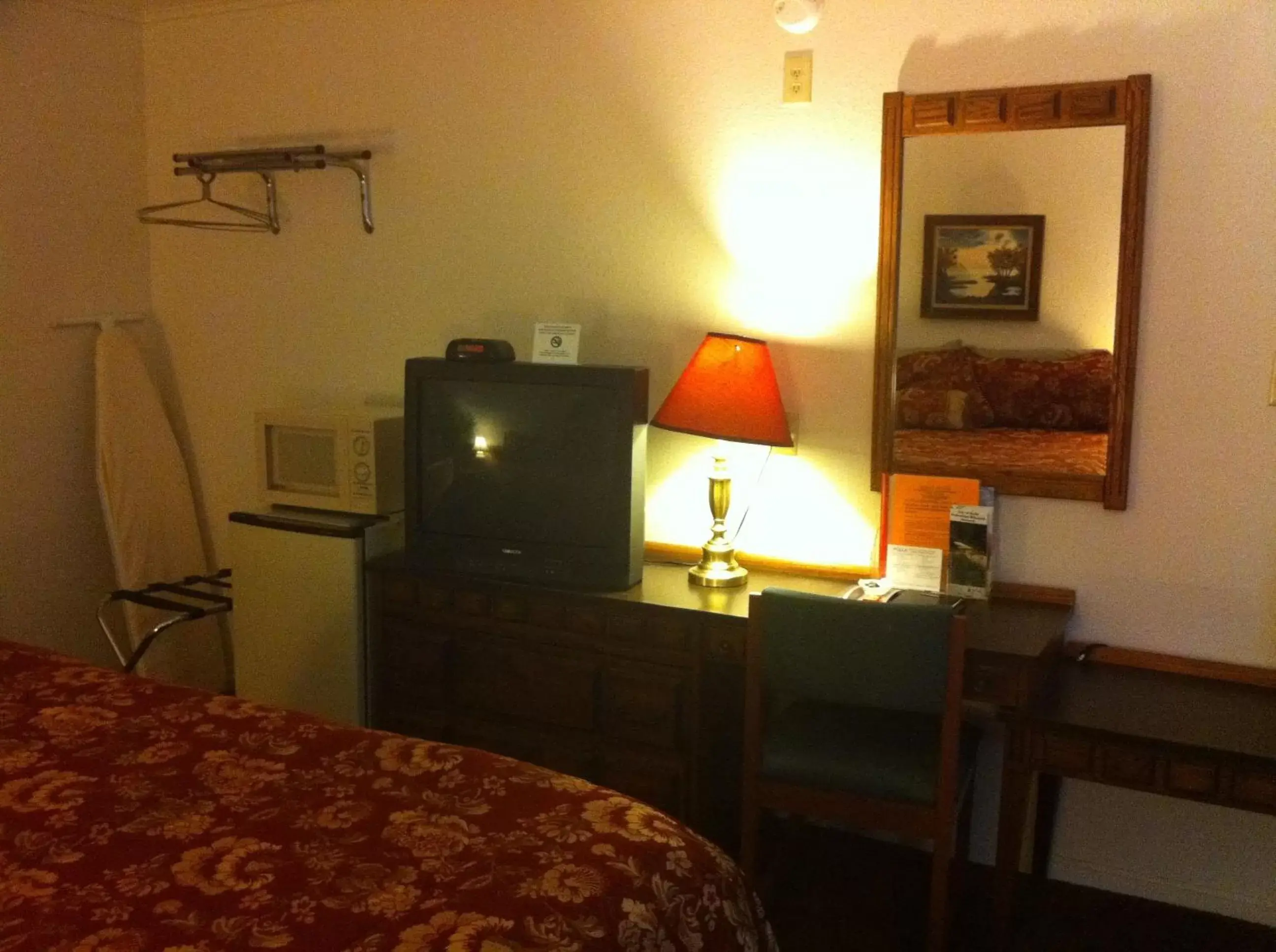 Photo of the whole room, TV/Entertainment Center in Rustic Motel Rolla