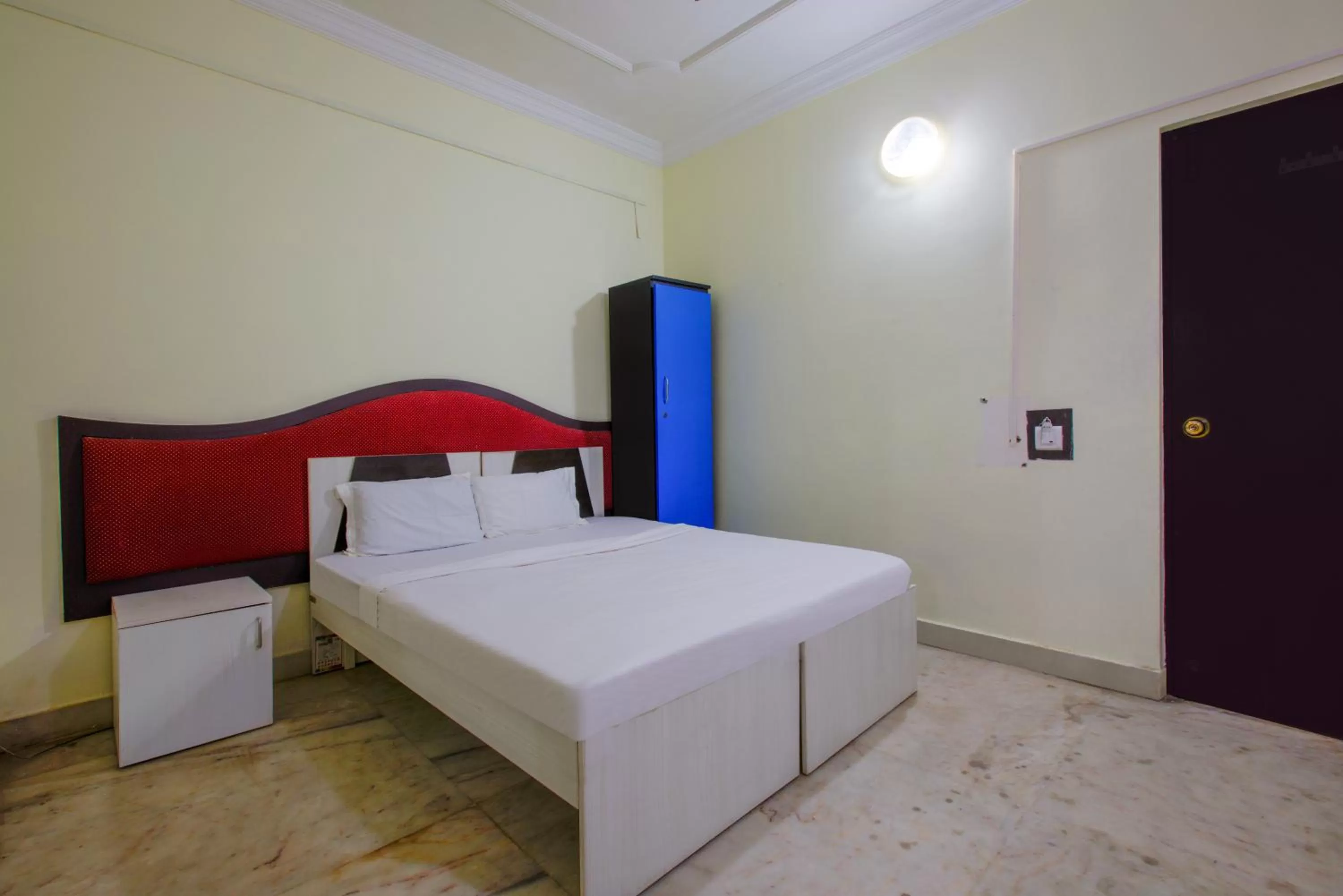 Bed in The Dolphin Park Hotel, Virugambakkam