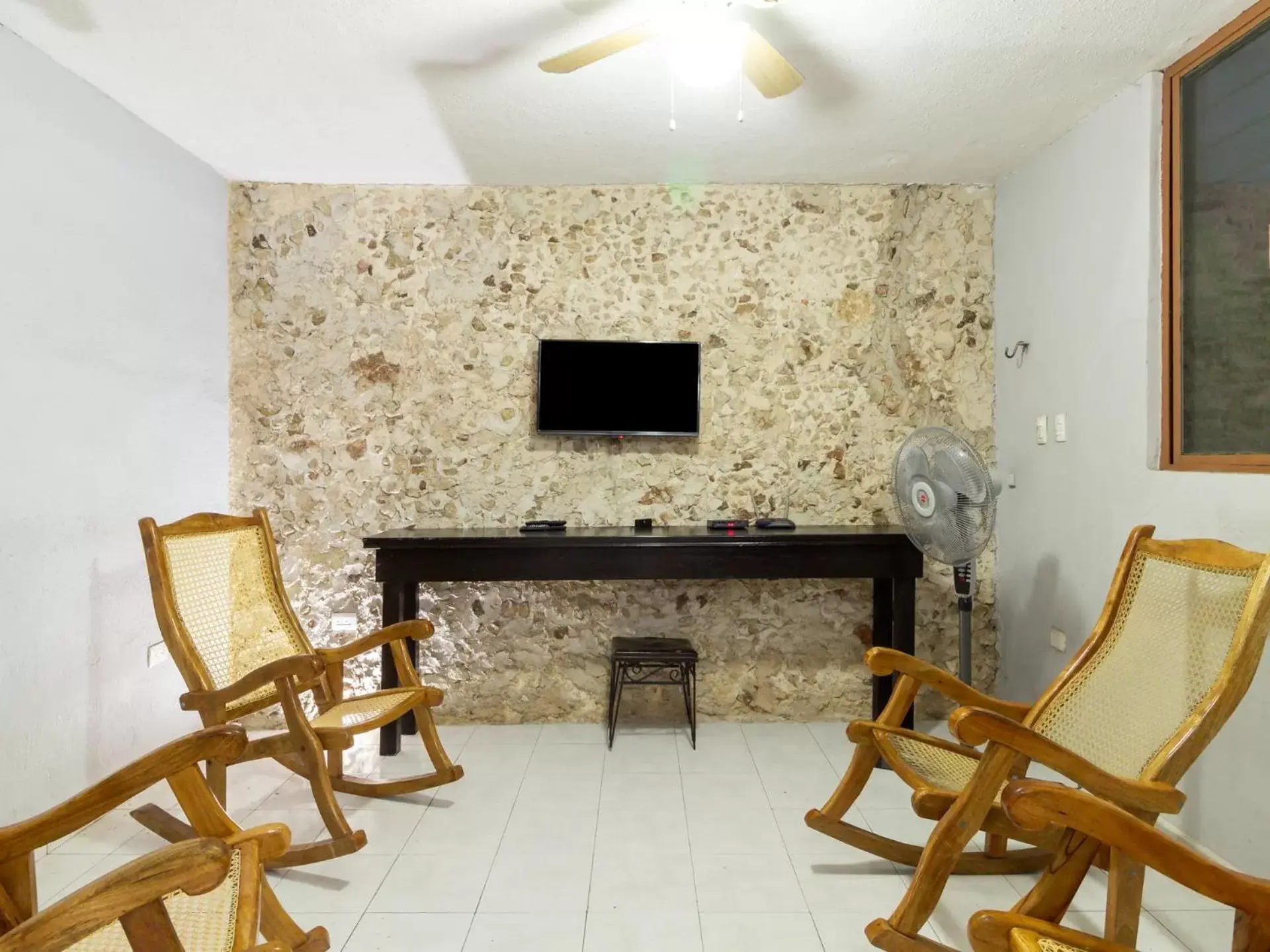 Lobby or reception, TV/Entertainment Center in Hotel Aventura