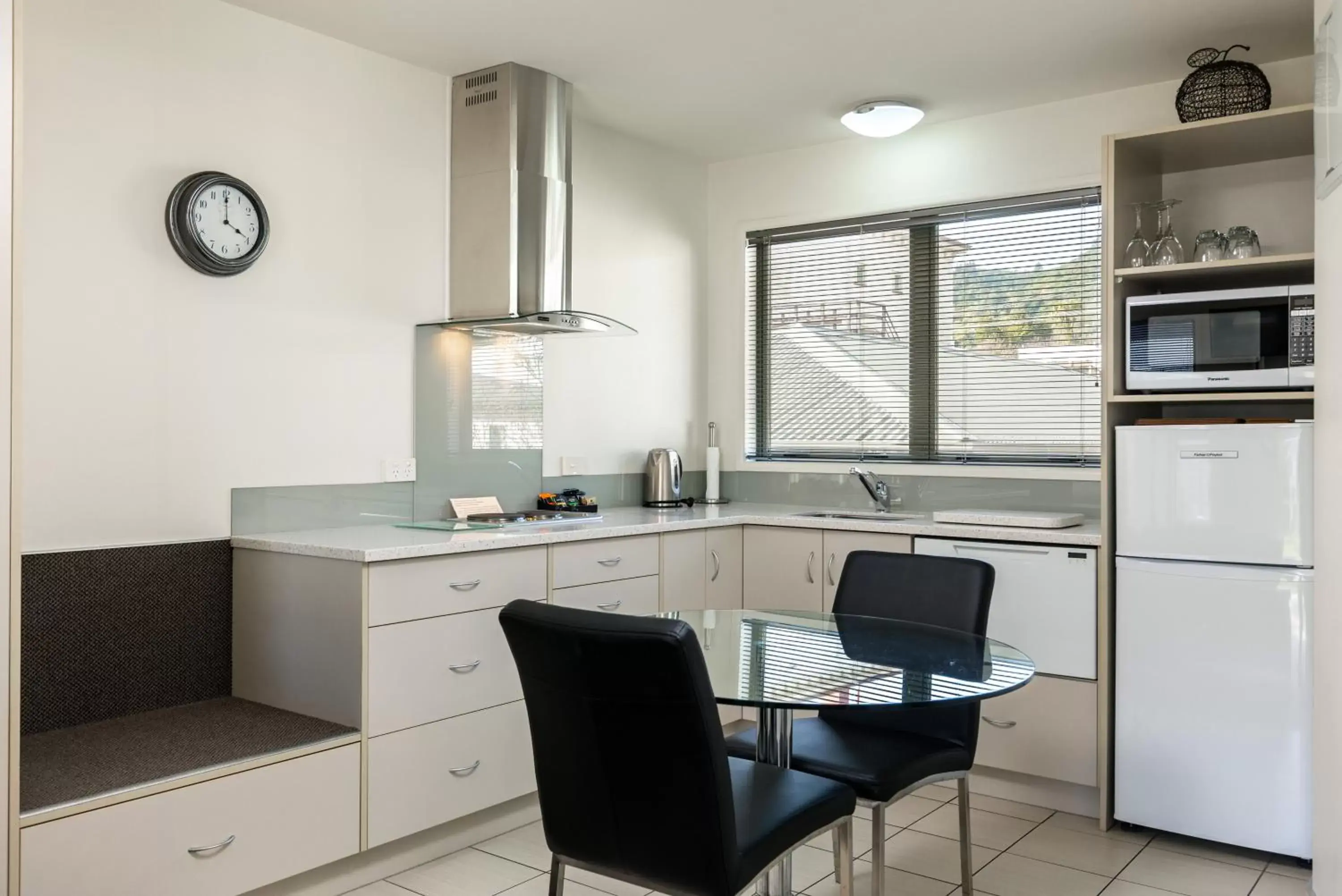 Kitchen/Kitchenette in Jasmine Court Motel