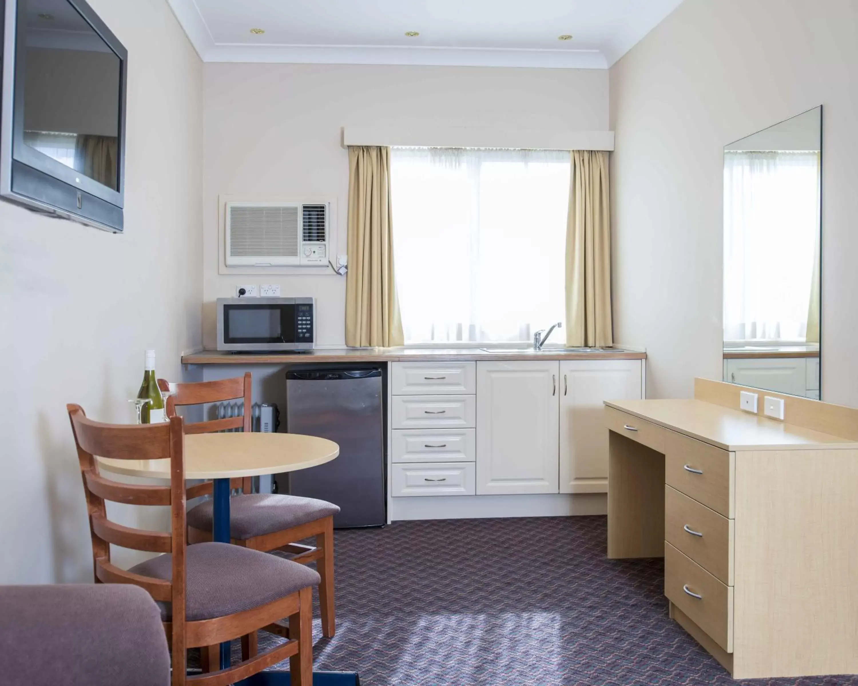 Kitchen/Kitchenette in Blue Mountains Heritage Motel