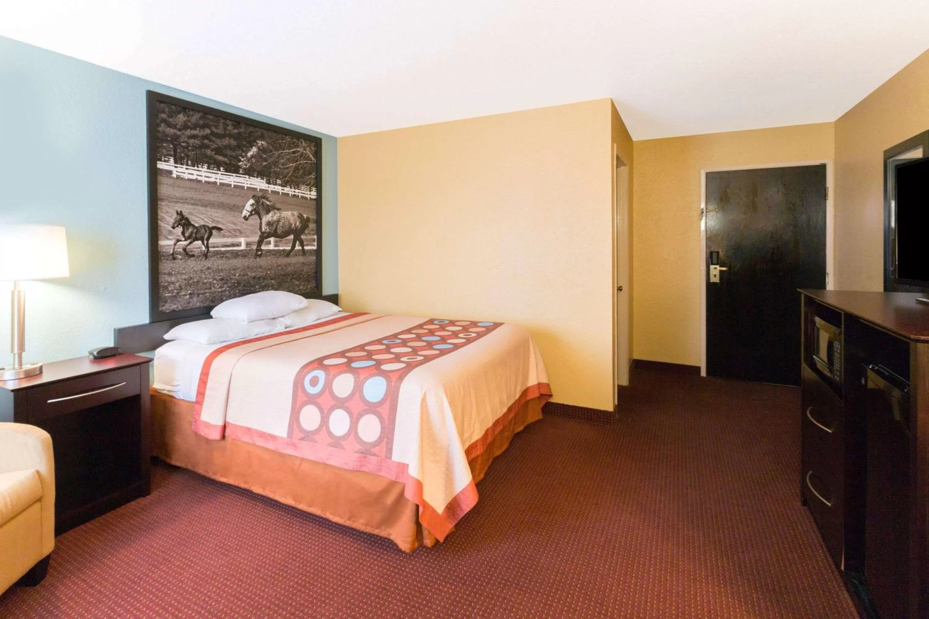 Photo of the whole room, Bed in Super 8 by Wyndham Richmond