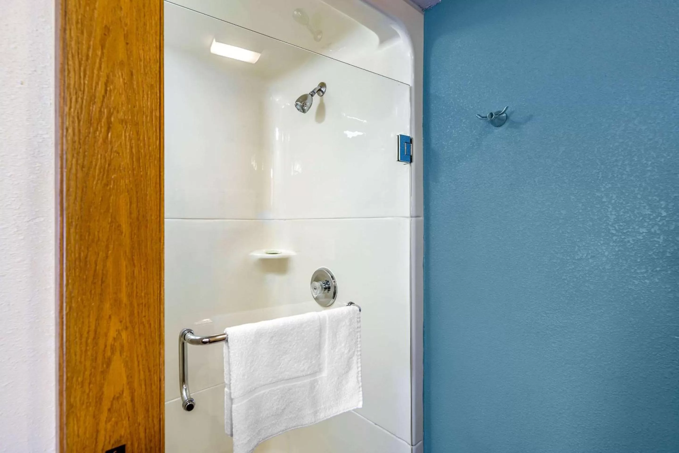 Bathroom in Sleep Inn near Washington State Line