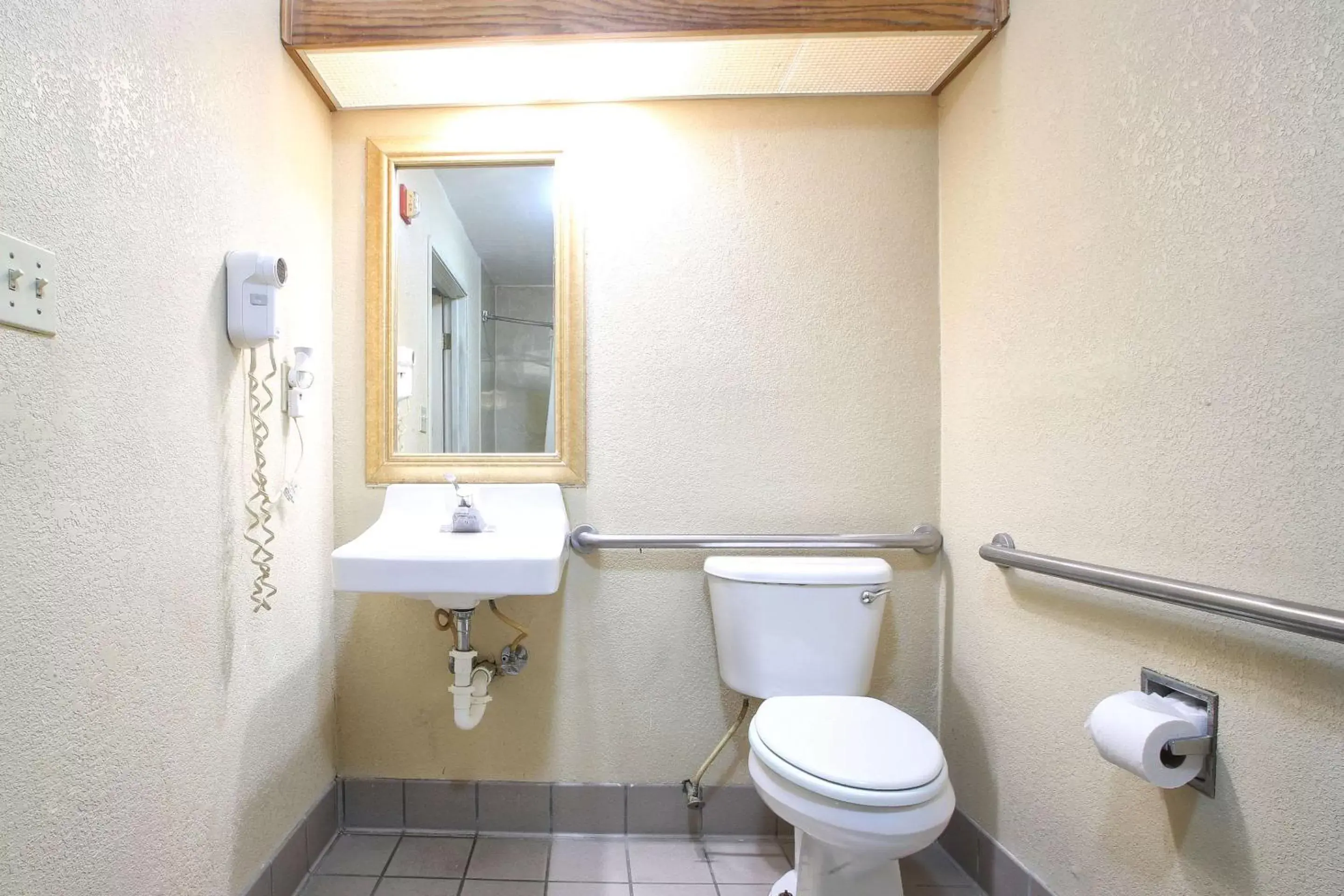 Bathroom in Econo Lodge Hillsboro I-35