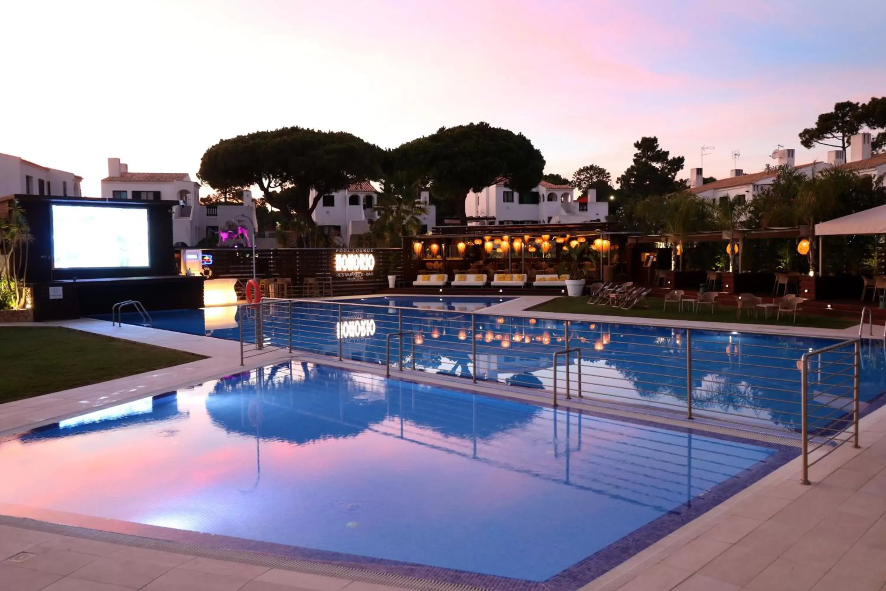 Swimming Pool in Apartamentos Honorio - Pool and Garden