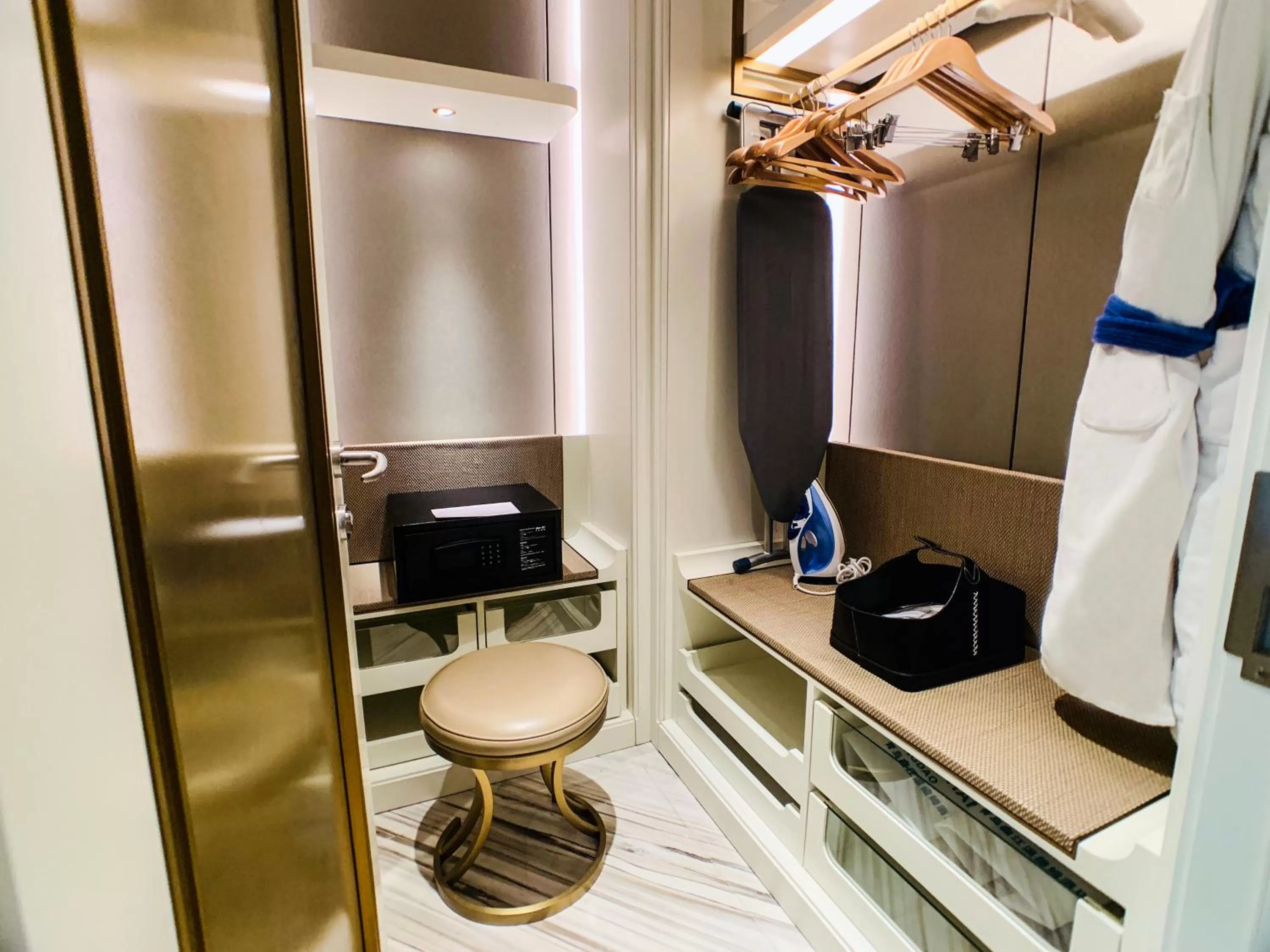 wardrobe in Wyndham Qingdao l Free Fixed-Time Shuttle Service Between Hotel and Airport & North Railway Station l Outdoor Children's Amusement Park l 1-Hour Play Snooker or Table Tennis