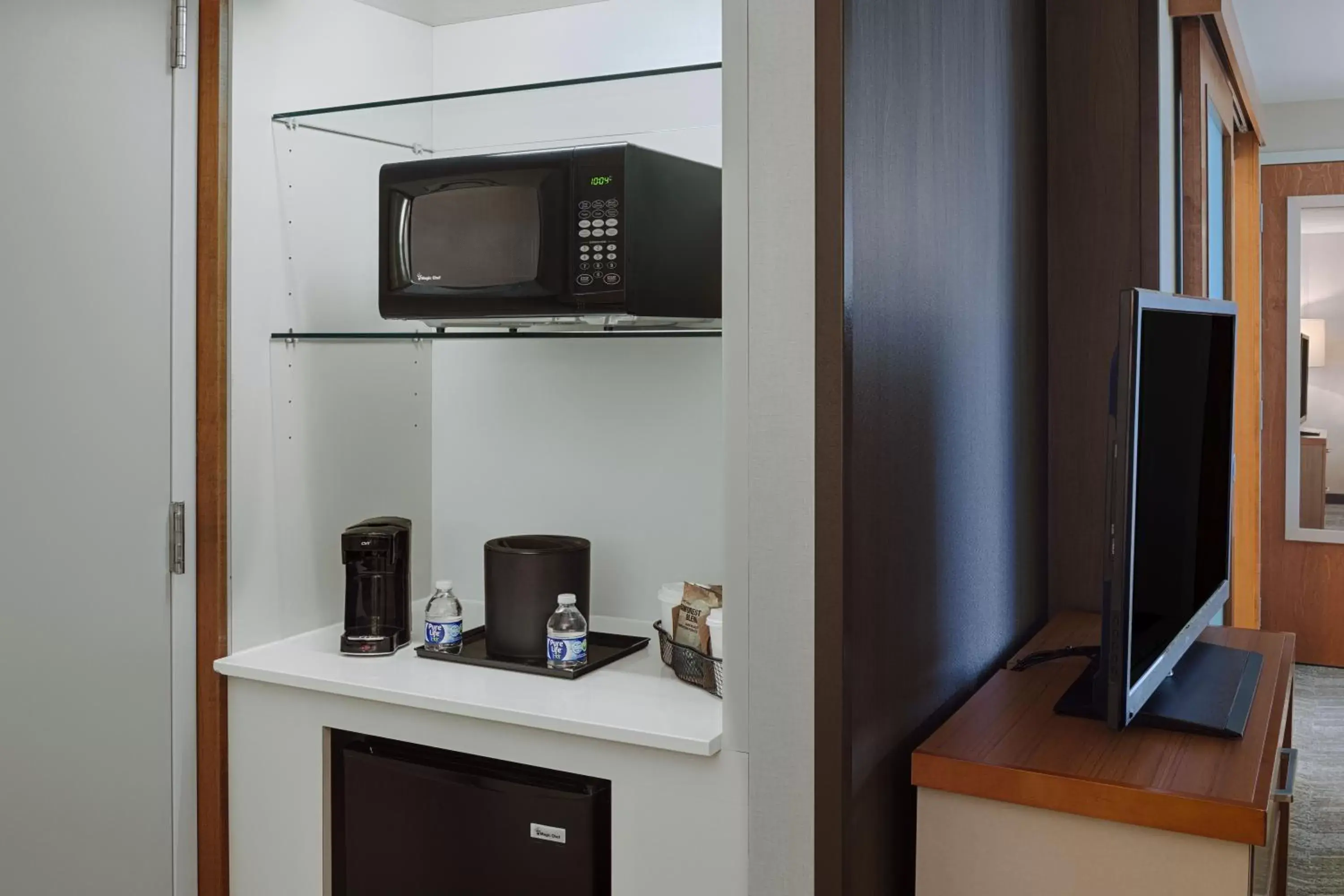 minibar, TV/Entertainment Center in SpringHill Suites by Marriott Bloomington