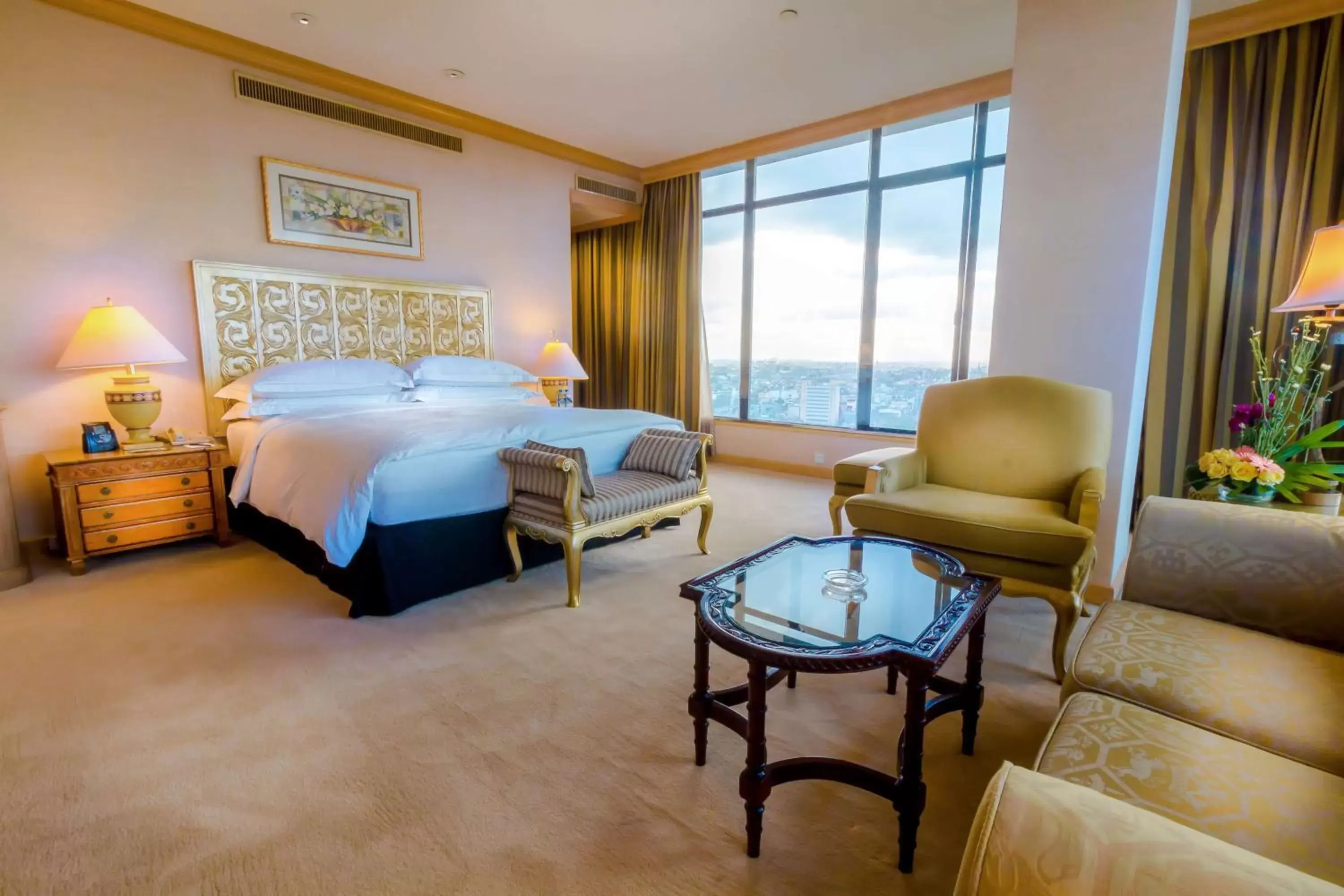 Bathroom, Bed in Hilton Colombo Hotel