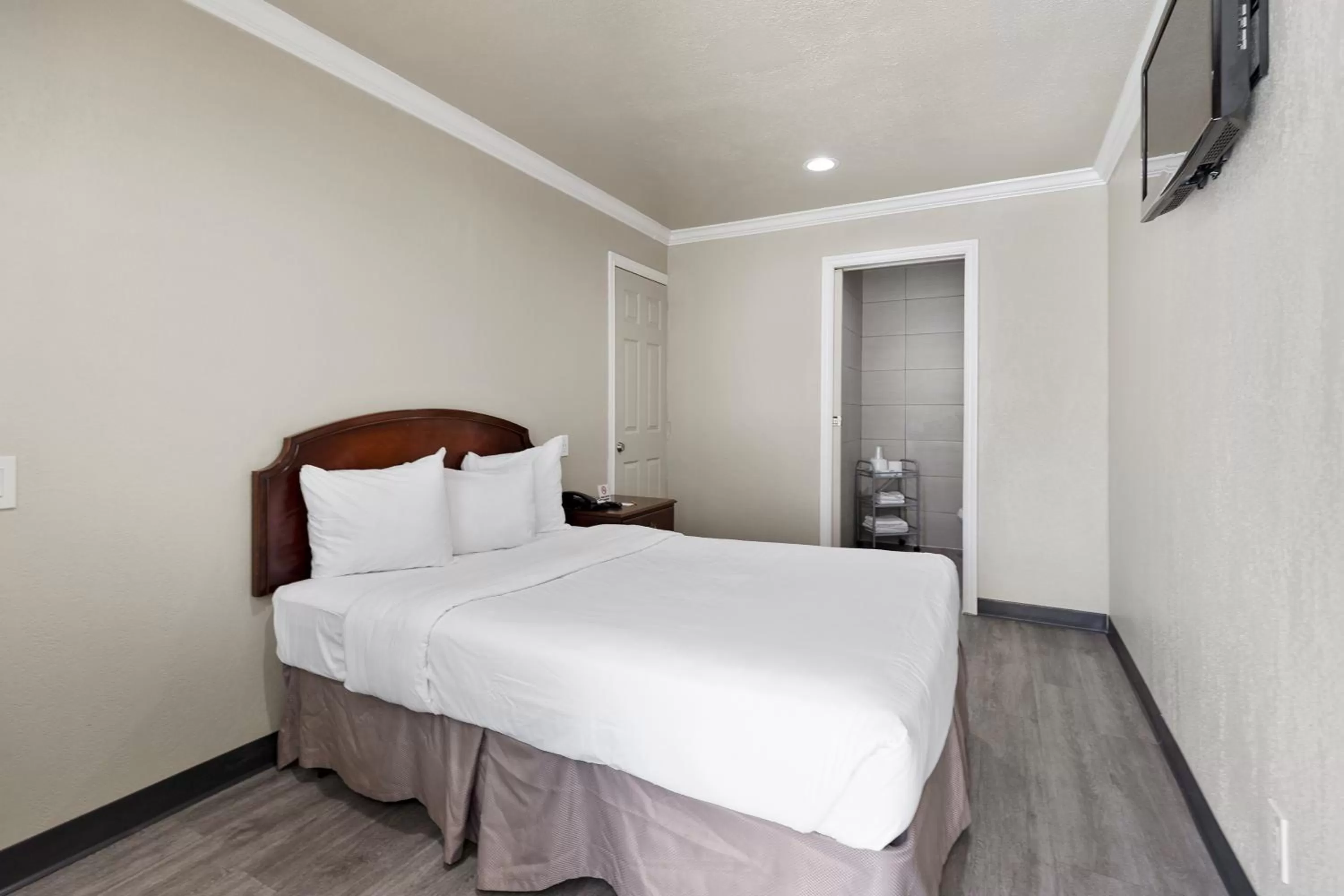 Bed in Le Blanc Inn & Suites